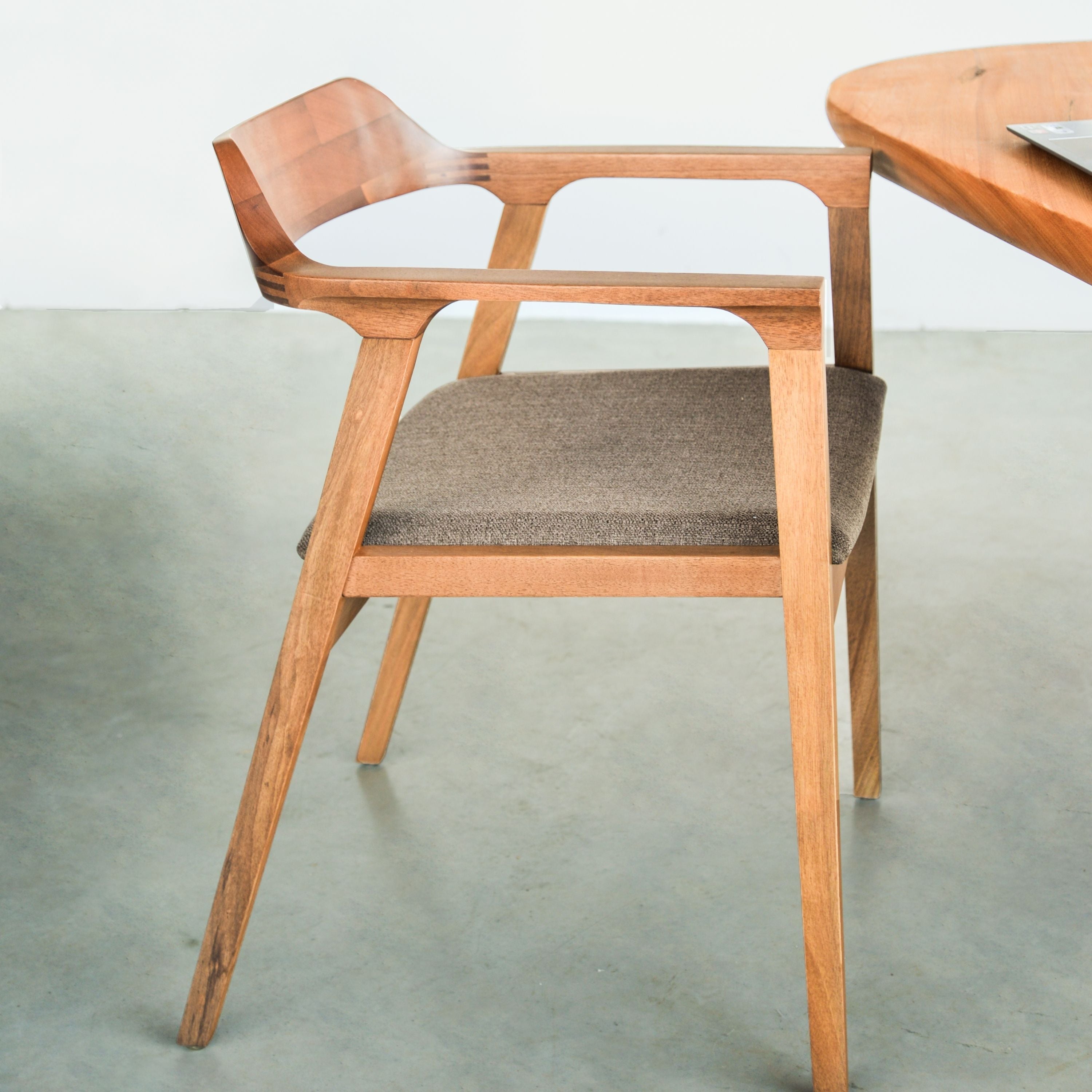 cadeira madeira maciça com braço