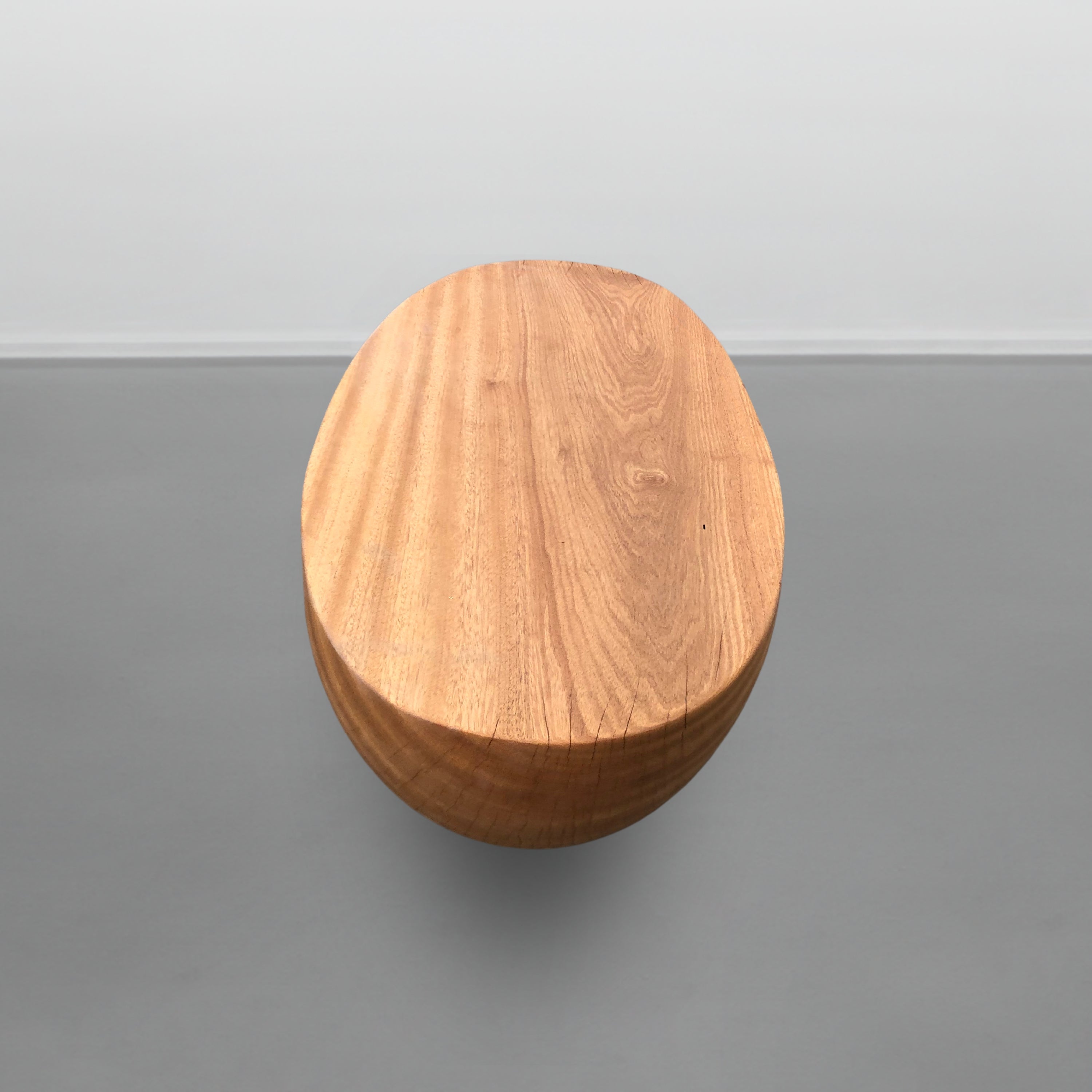 mesa de centro oval madeira maciça clean estilo minimalista