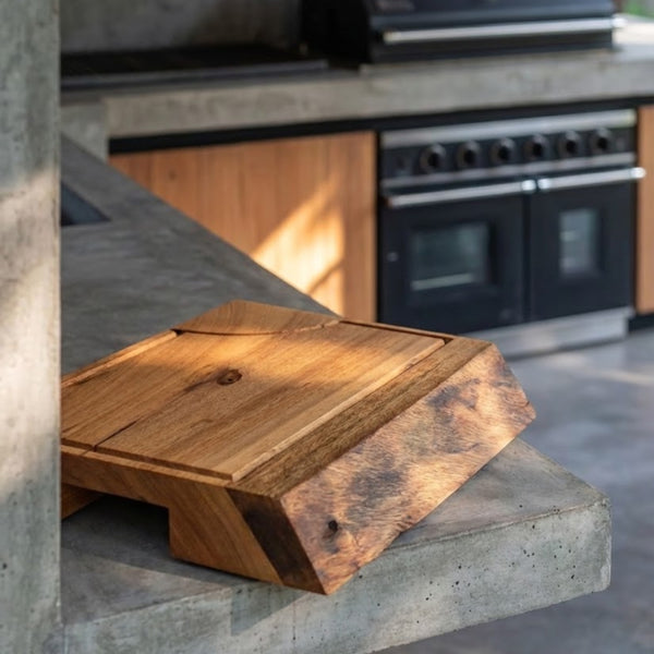 Tábua de carne em madeira maciça aplicada em área gourmet contemporânea, design funcional e acabamento manual