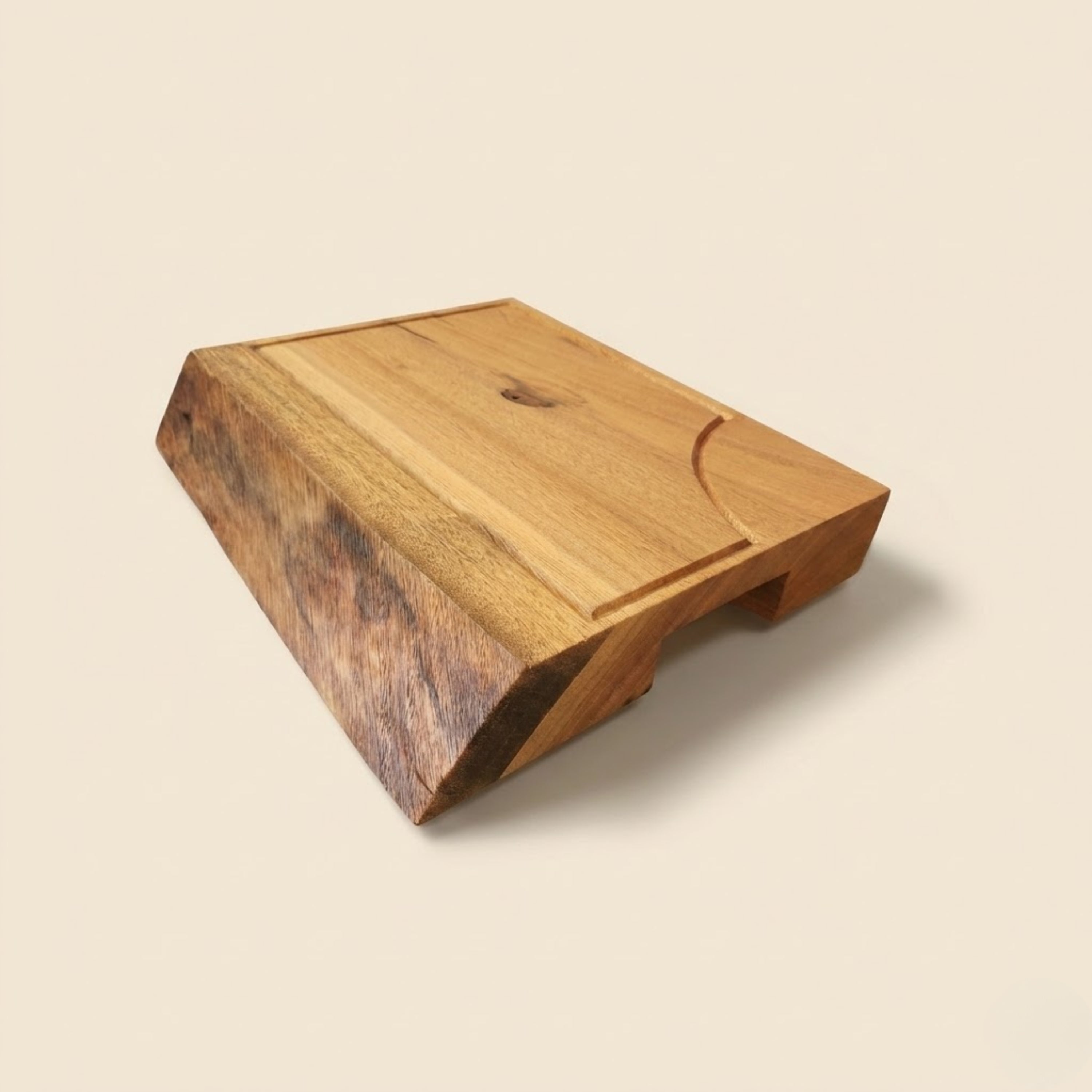 Tábua de carne em madeira maciça com bloco sólido e veios naturais contrastantes, acabamento artesanal em óleo natural