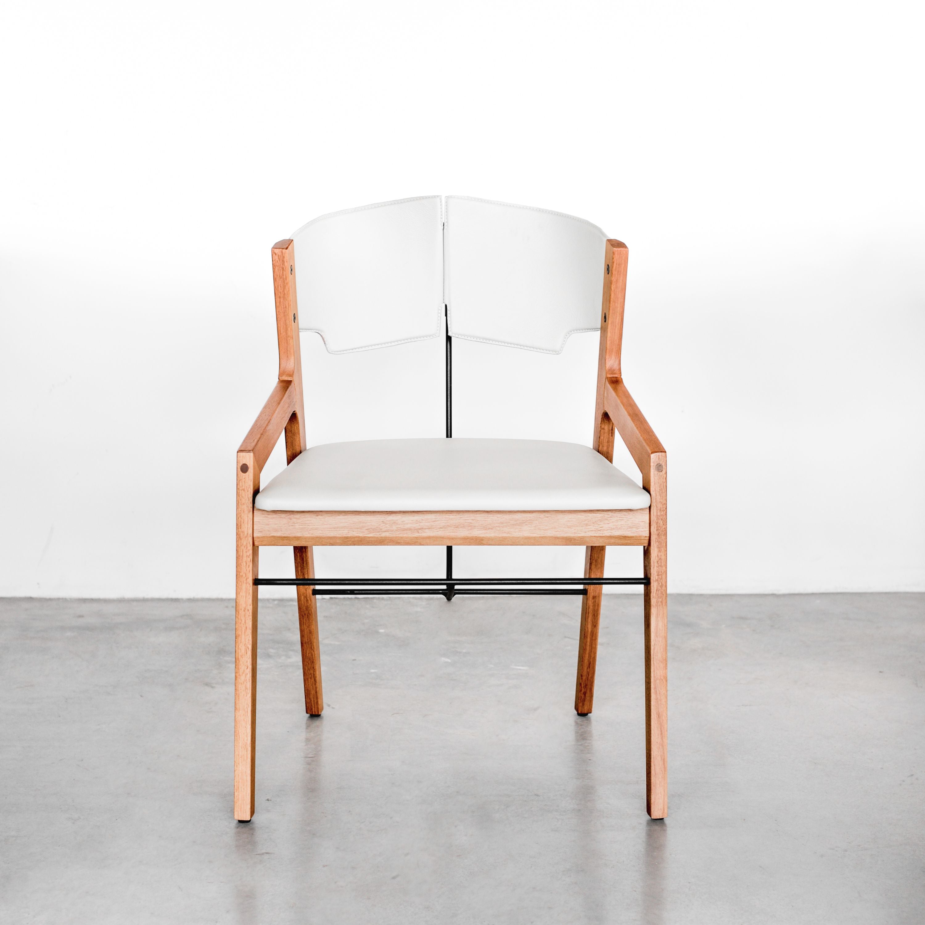 Cadeira couro e madeira tauari