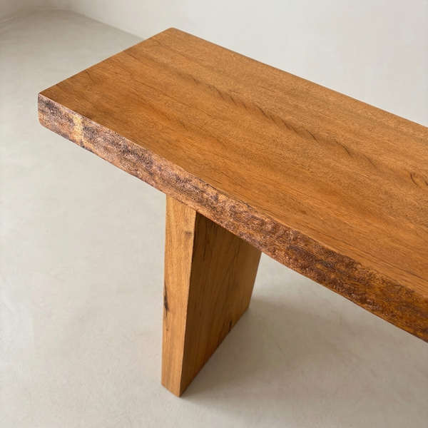 Aparador Linha Nature ArboREAL em madeira maciça 140x40 cm, pronta entrega, ideal para salas compactas e sofisticadas.