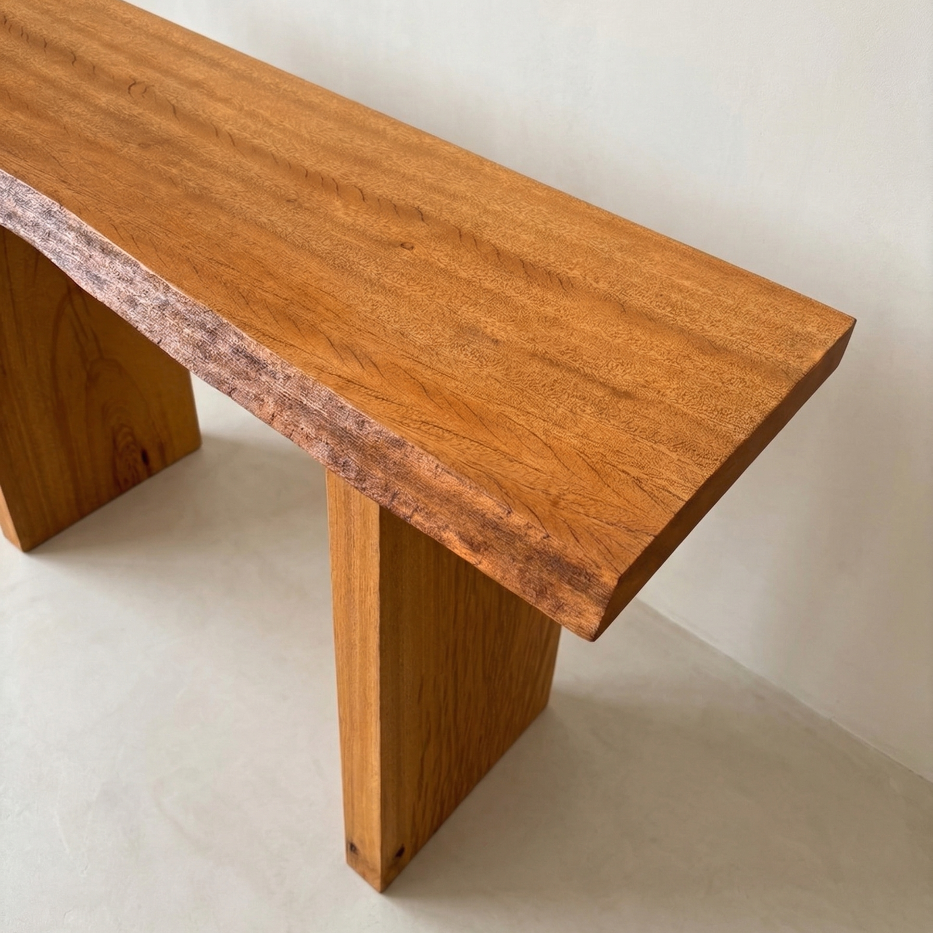 Aparador Linha Nature ArboREAL em madeira maciça 140x40 cm, pronta entrega, ideal para salas compactas e sofisticadas.