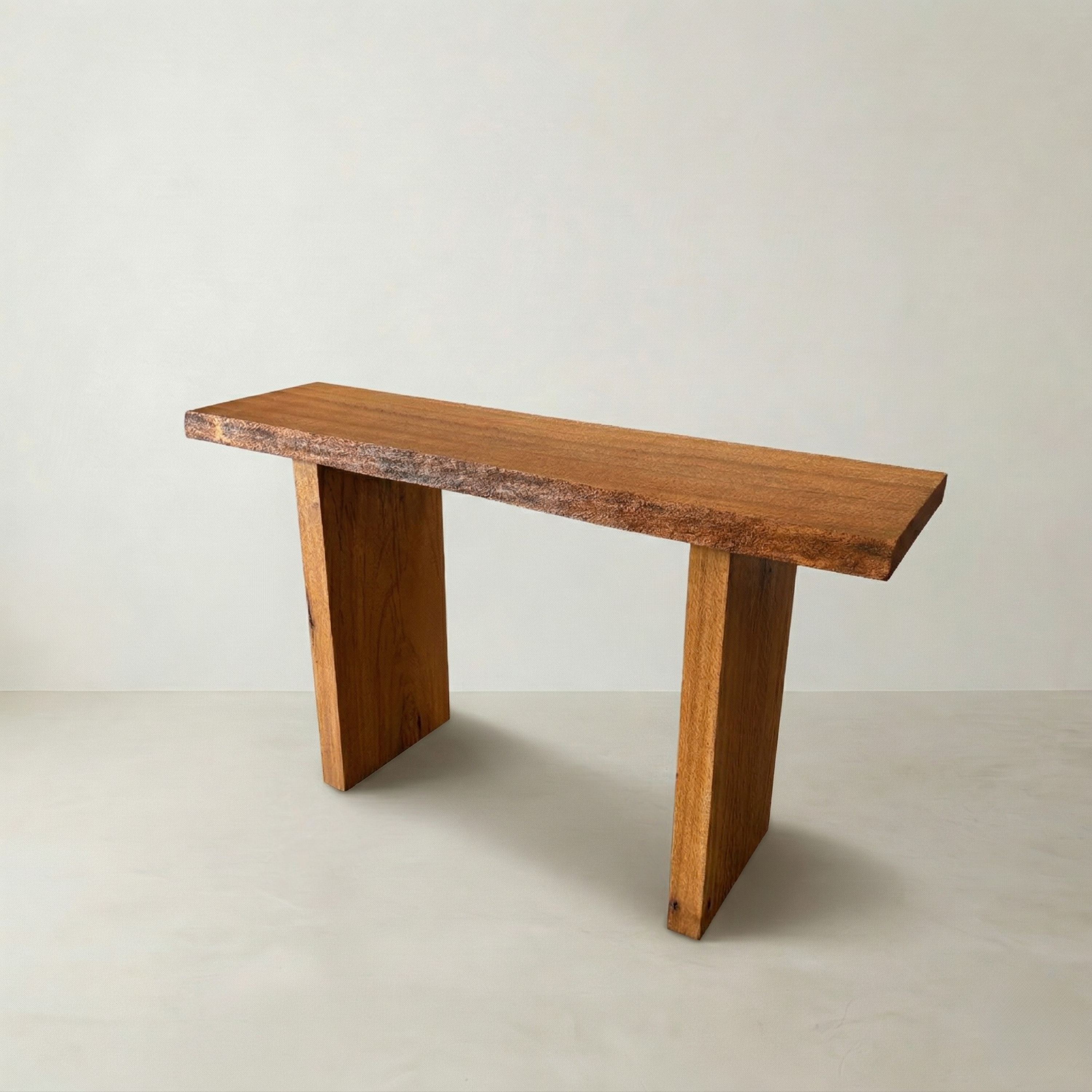 Aparador Linha Nature ArboREAL em madeira maciça 140x40 cm, pronta entrega, ideal para salas compactas e sofisticadas.