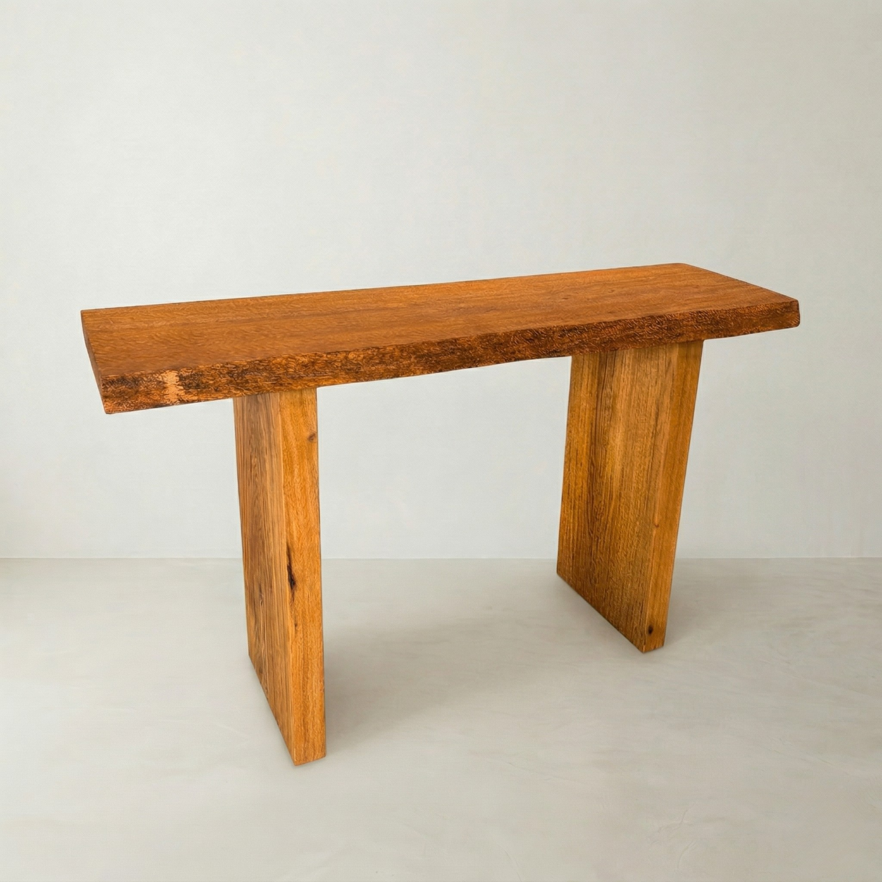 Aparador Linha Nature ArboREAL em madeira maciça 140x40 cm, pronta entrega, ideal para salas compactas e sofisticadas.