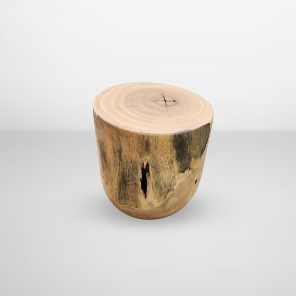 Versátil e escultural, este banco multifuncional é feito em madeira maciça de Pequiá, cuidadosamente selecionada para valorizar os veios naturais e as marcas do tempo. Com design minimalista e formas orgânicas, pode ser utilizado como banco, mesa lateral ou mesa de cabeceira — ideal para ambientes que prezam por autenticidade e funcionalidade.