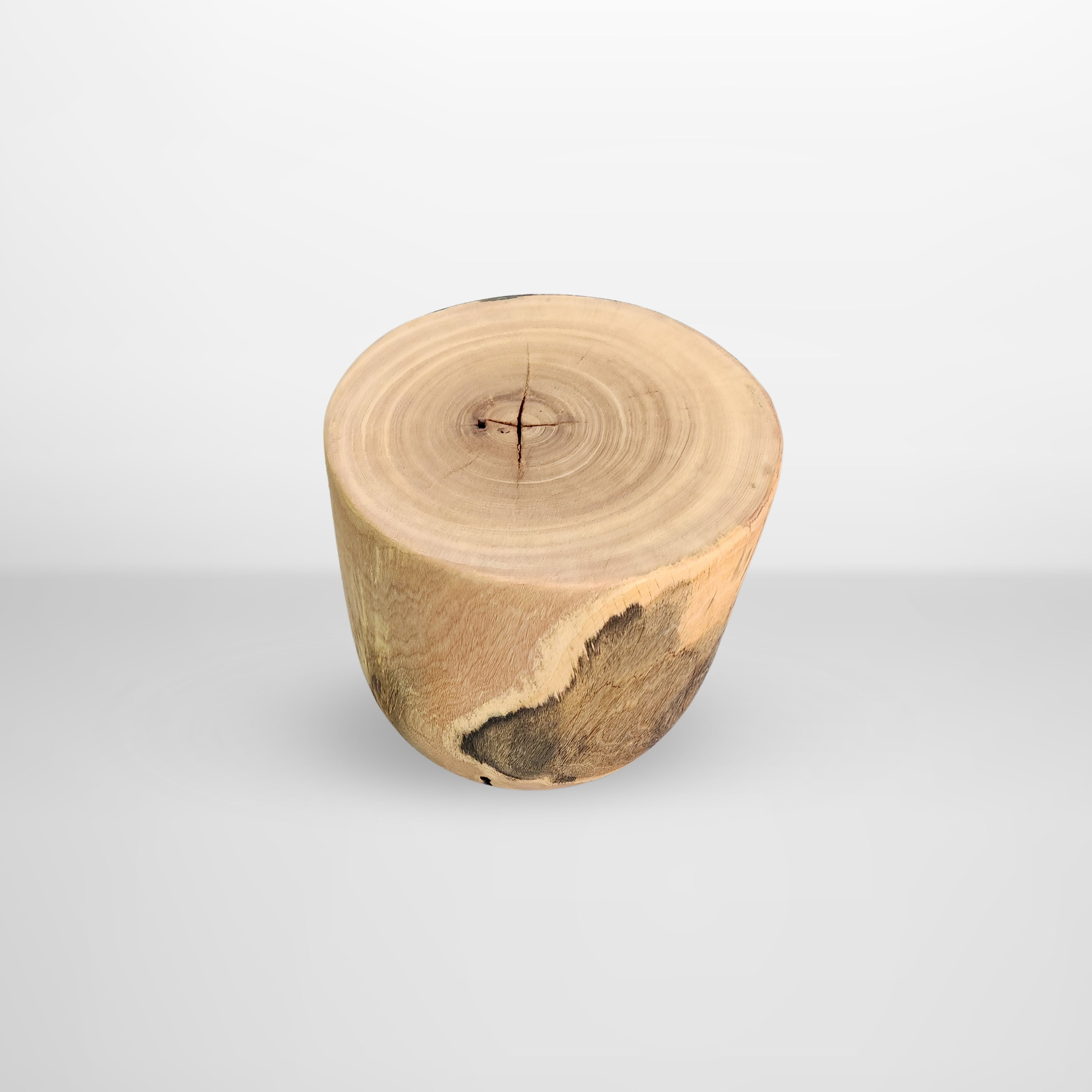 Versátil e escultural, este banco multifuncional é feito em madeira maciça de Pequiá, cuidadosamente selecionada para valorizar os veios naturais e as marcas do tempo. Com design minimalista e formas orgânicas, pode ser utilizado como banco, mesa lateral ou mesa de cabeceira — ideal para ambientes que prezam por autenticidade e funcionalidade.