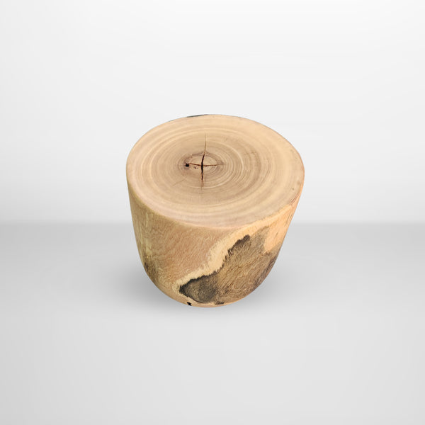 Versátil e escultural, este banco multifuncional é feito em madeira maciça de Pequiá, cuidadosamente selecionada para valorizar os veios naturais e as marcas do tempo. Com design minimalista e formas orgânicas, pode ser utilizado como banco, mesa lateral ou mesa de cabeceira — ideal para ambientes que prezam por autenticidade e funcionalidade.