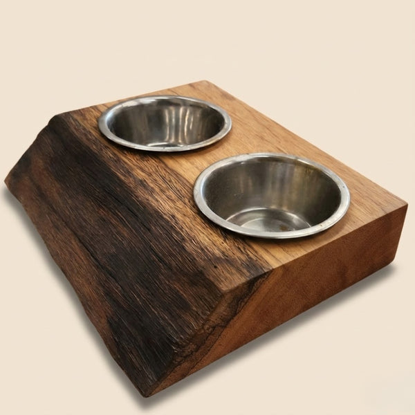 Comedouro alto padrão em madeira maciça com acabamento natural e tigelas removíveis em aço inox