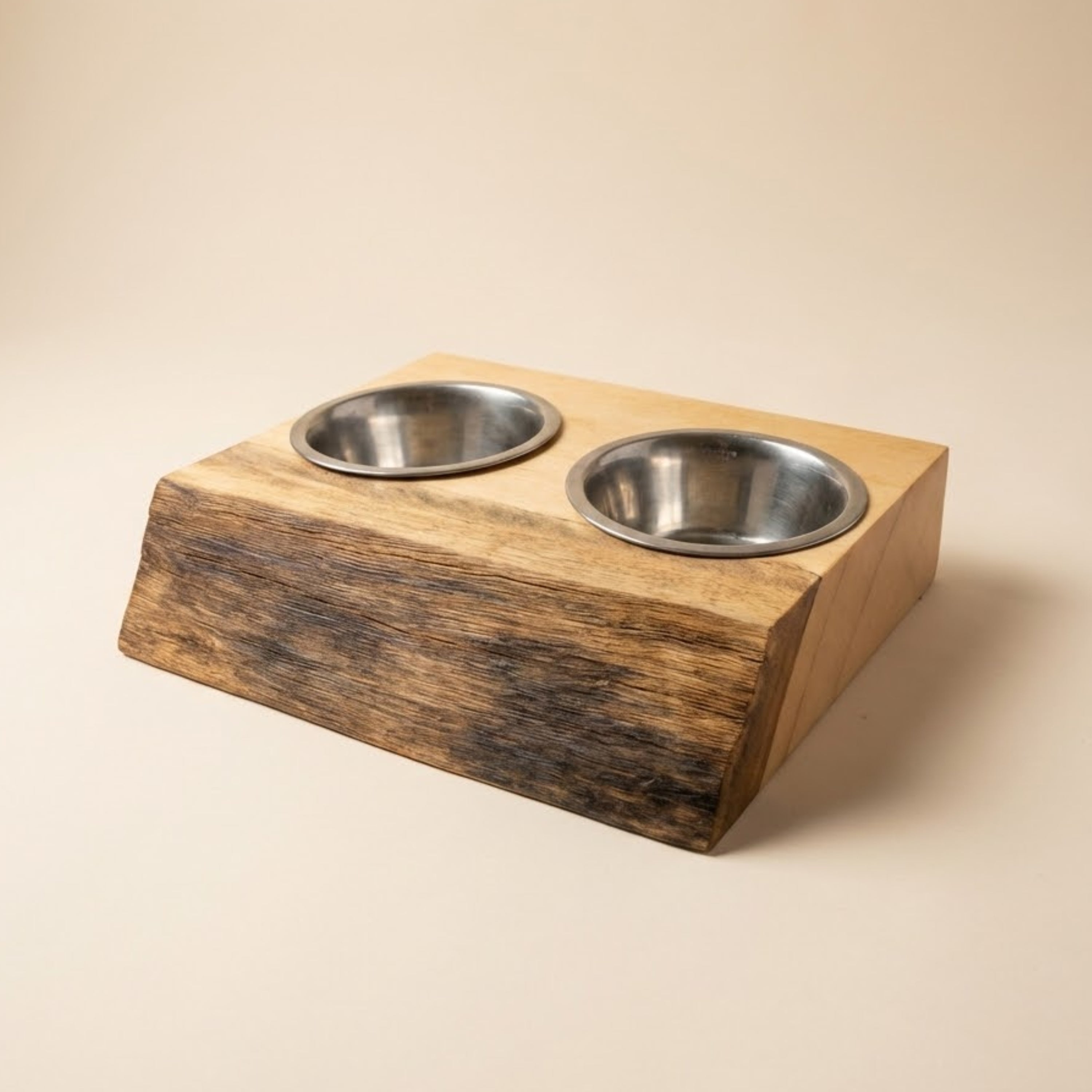 Comedouro artesanal em madeira maciça com duas tigelas de aço inox para ração e água