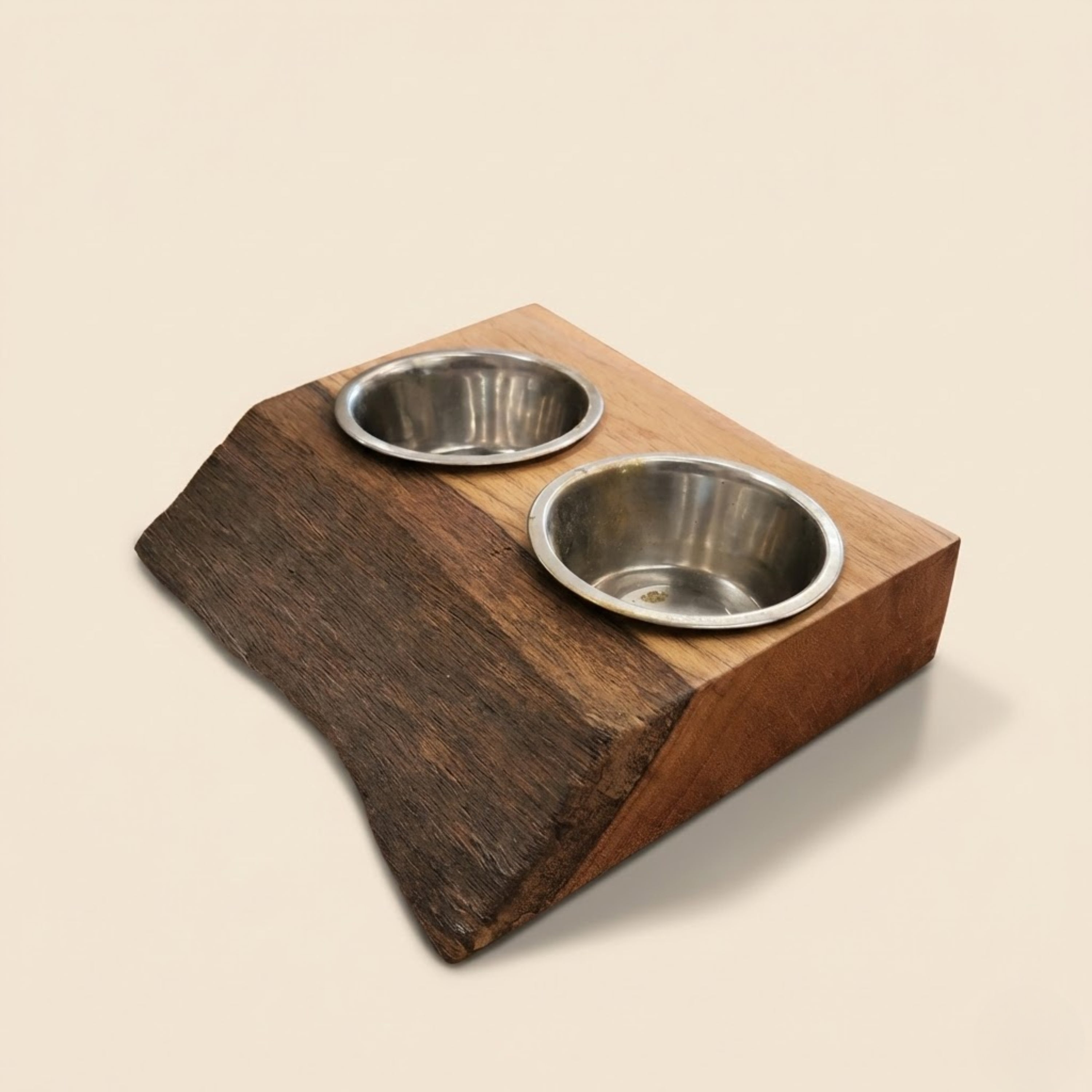 Comedouro de madeira maciça clara com duas cubas em aço inox para cães e gatos