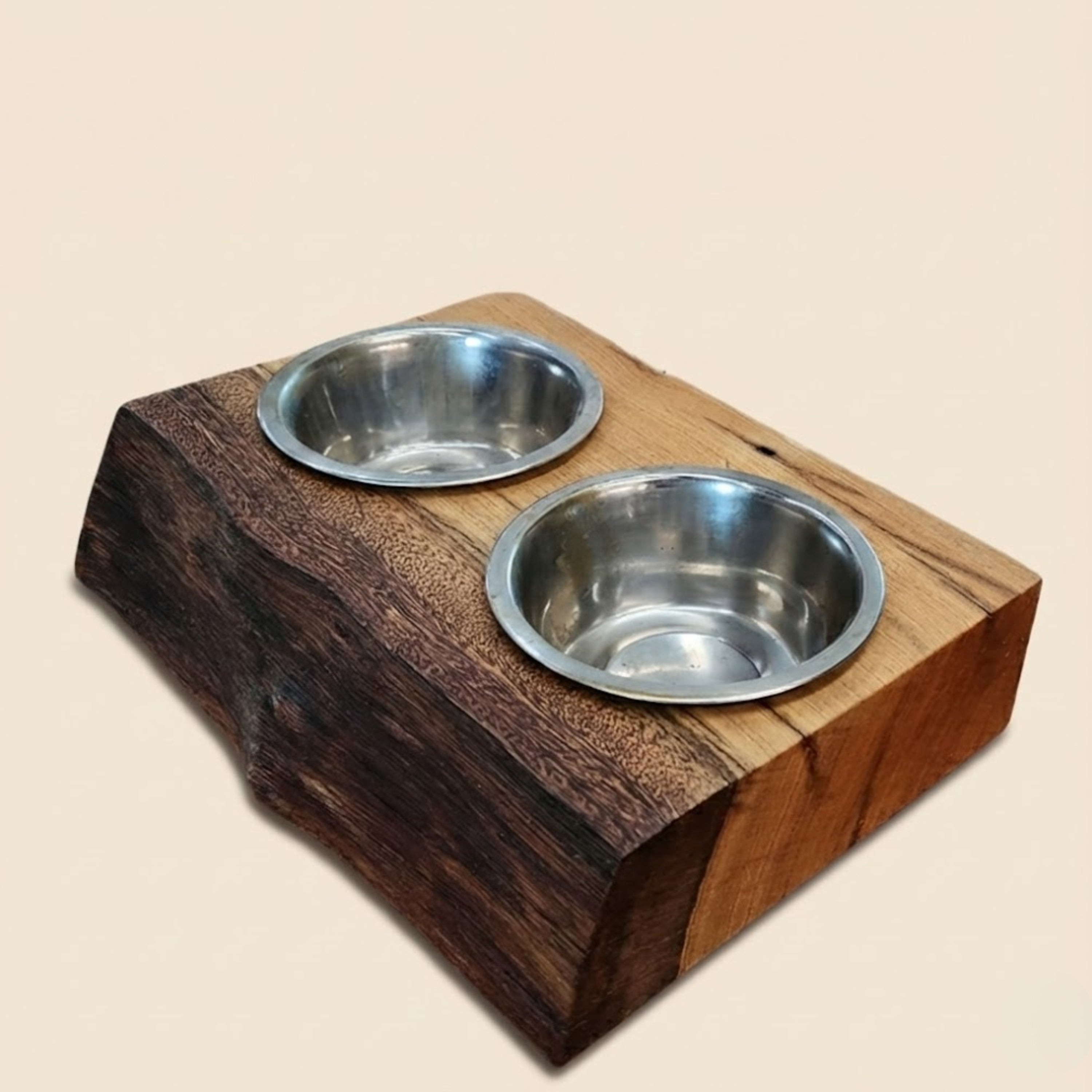 Comedouro de madeira maciça para cachorro e gato com veios naturais aparentes e duas cubas em inox