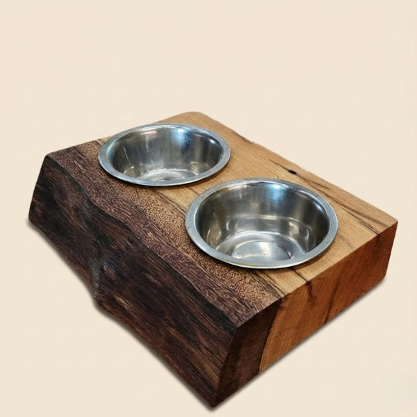 Comedouro de madeira maciça para cachorro e gato com veios naturais aparentes e duas cubas em inox