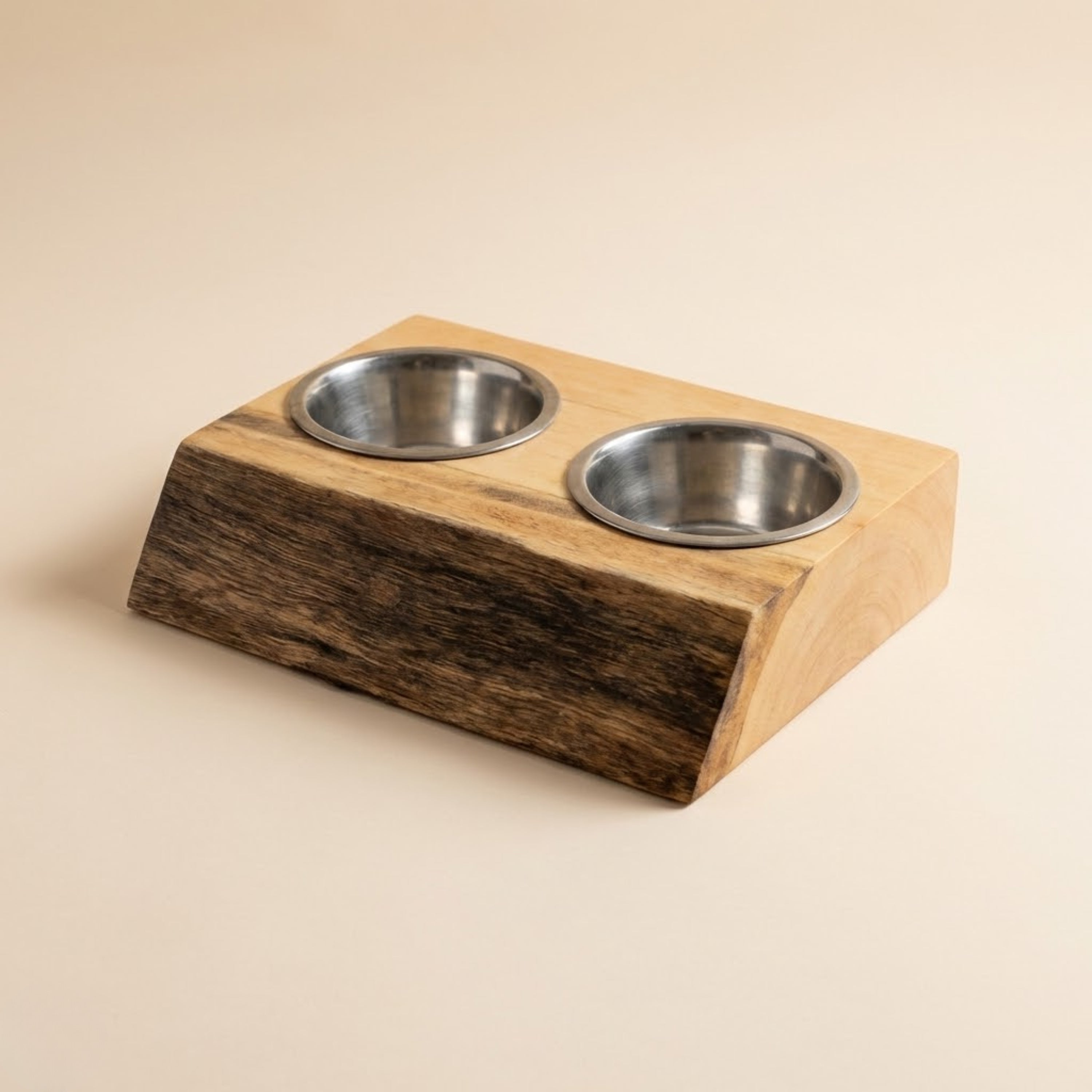 Comedouro minimalista em madeira maciça para pets com acabamento natural e design funcional