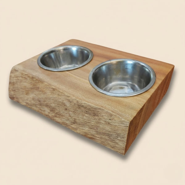 Comedouro em madeira maciça com borda orgânica e tigelas em inox para alimentação de pets