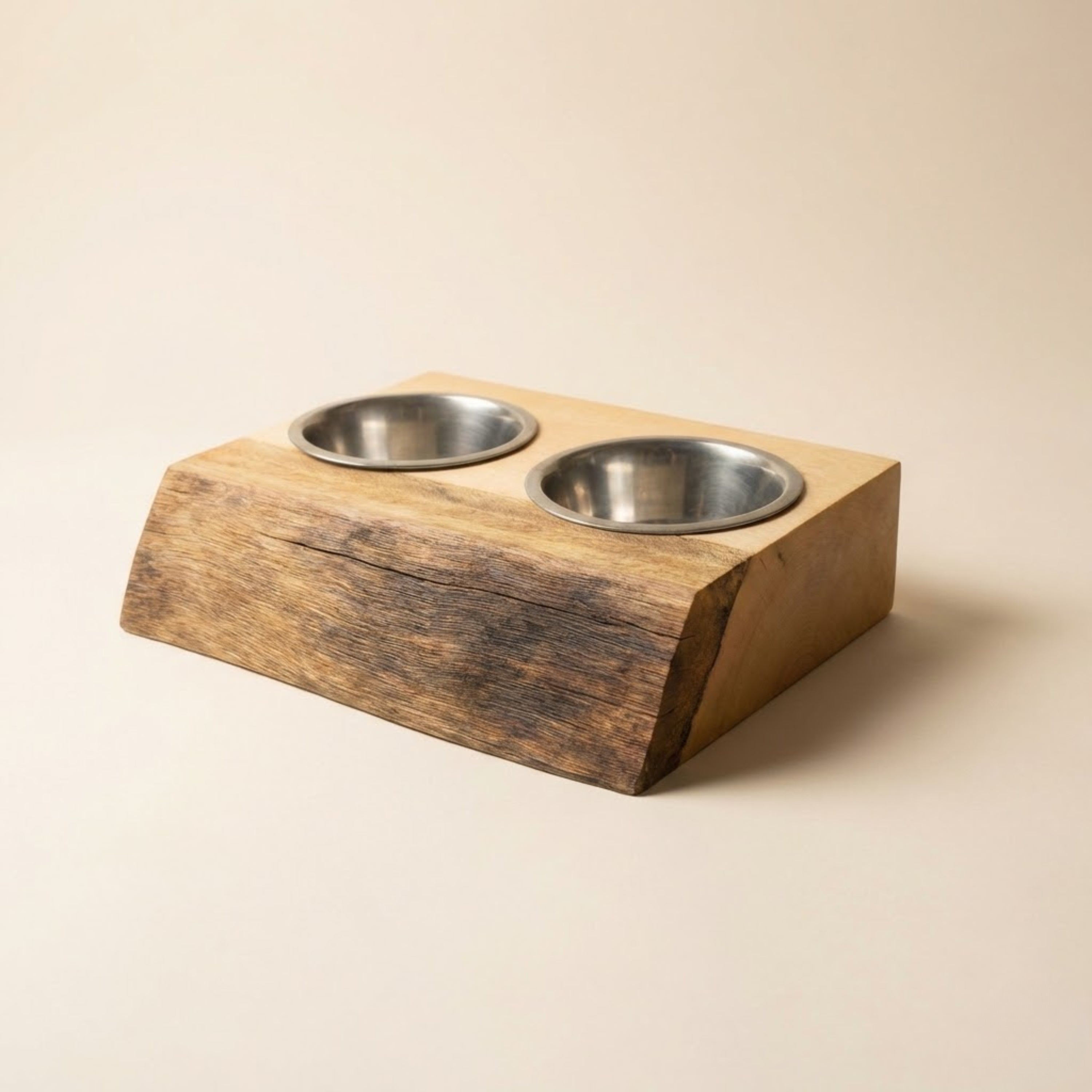 Comedouro para cães e gatos em madeira maciça com contraste natural de tons e tigelas em inox