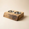 Comedouro para cães e gatos em madeira maciça com contraste natural de tons e tigelas em inox