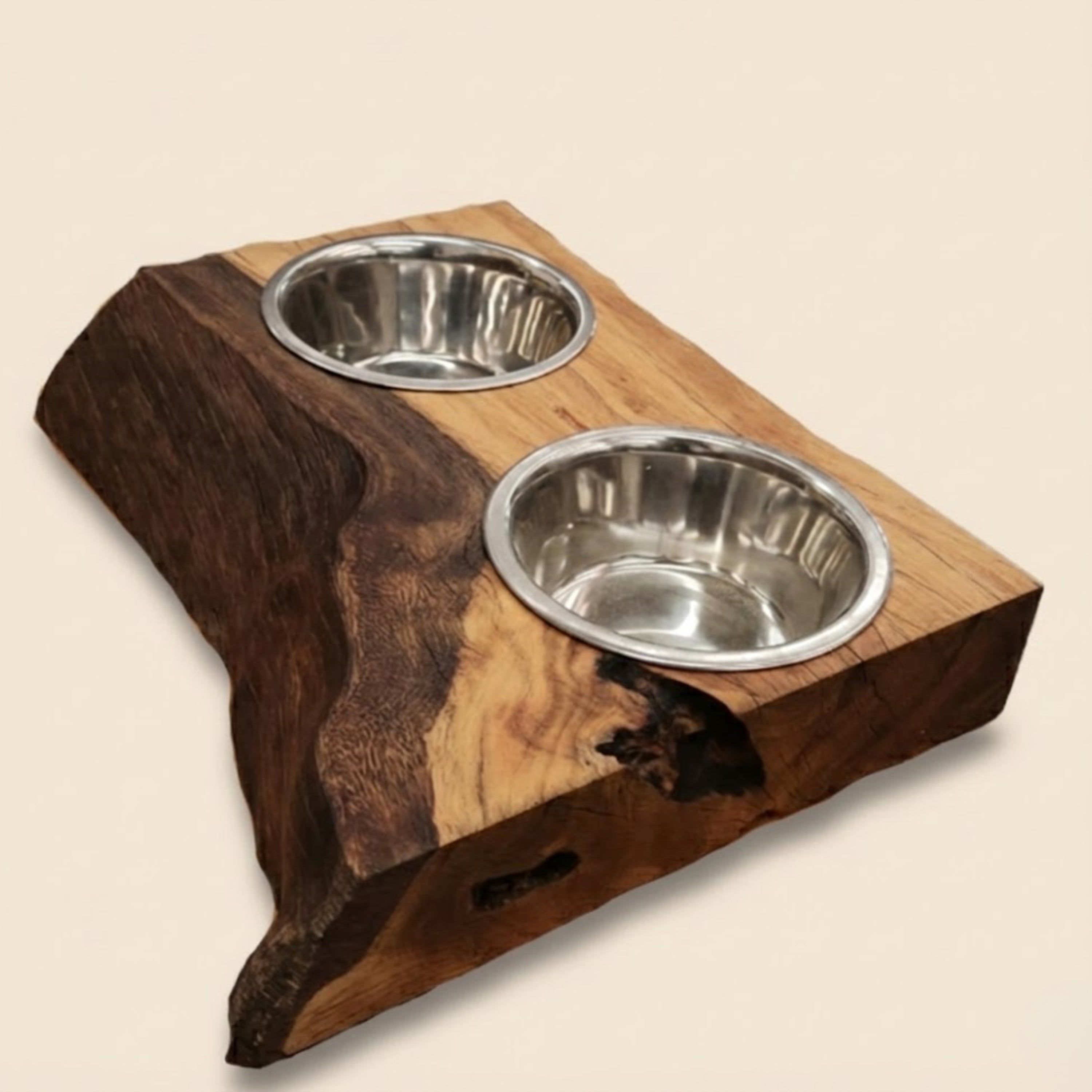 Comedouro para pets em madeira maciça com duas tigelas de aço inox, design orgânico e acabamento artesanal