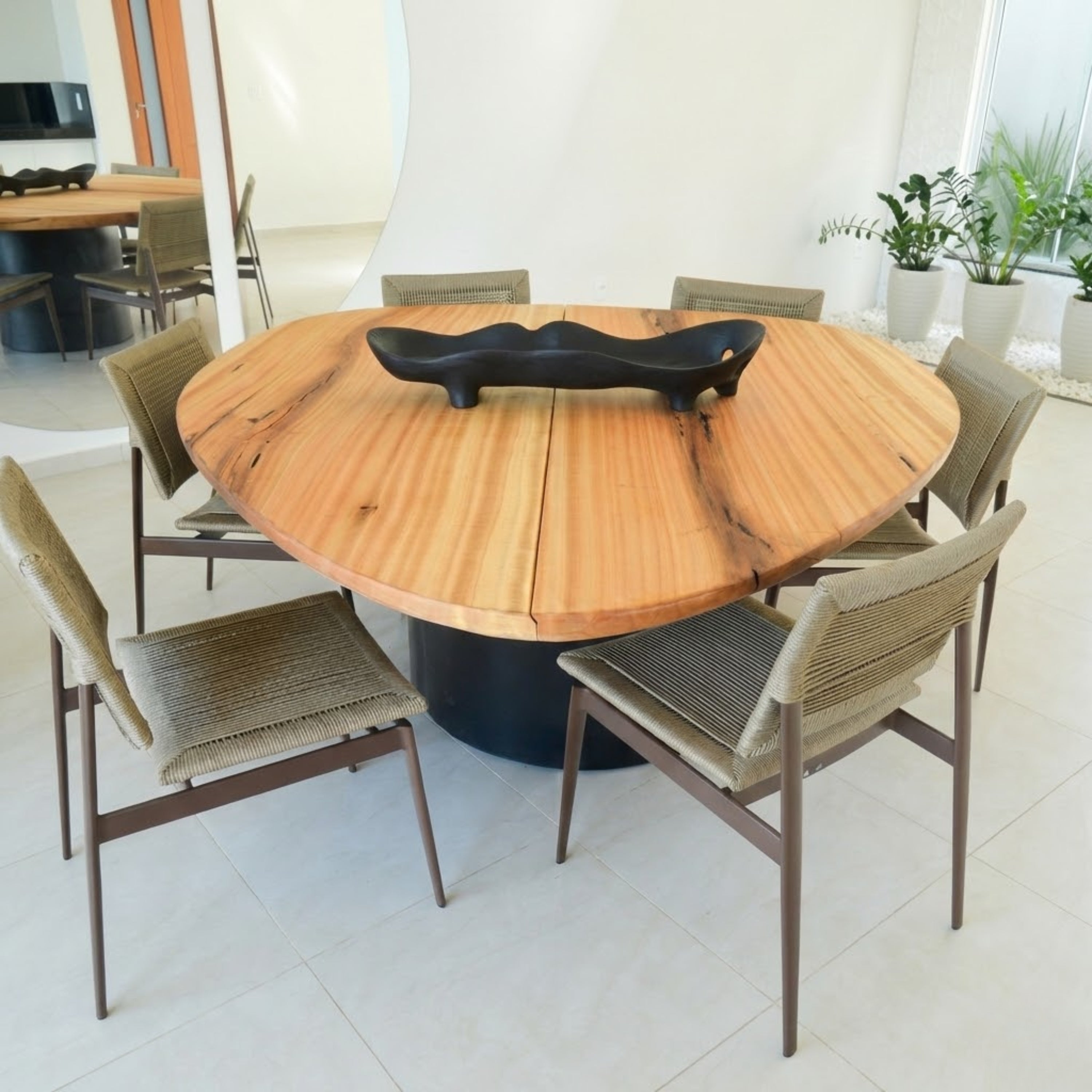 Gamela em madeira maciça ArboREAL com acabamento ebanizado, design orgânico e presença escultural sobre mesa de jantar em madeira natural