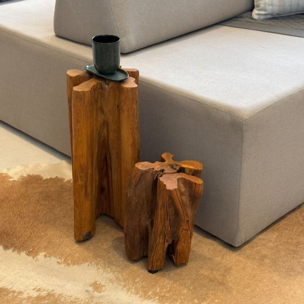 Guarantã decorativo em madeira maciça ArboREAL posicionado ao lado de sofá em ambiente contemporâneo, com função de apoio e destaque para veios naturais e forma orgânica