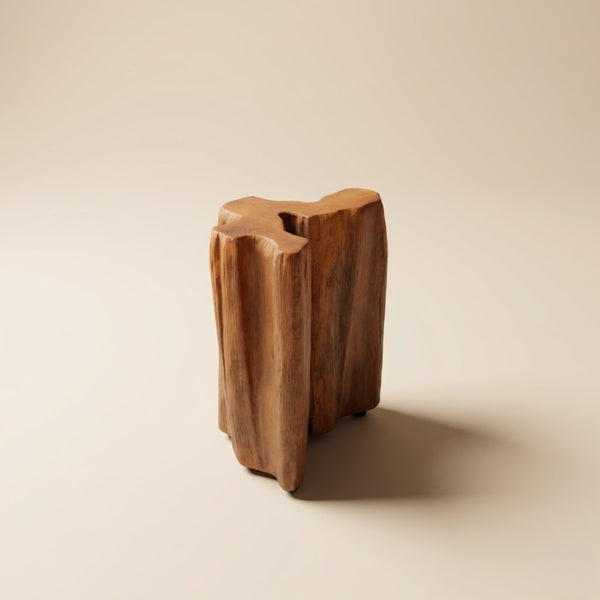 Guarantã decorativo em madeira maciça ArboREAL com forma orgânica escultural, veios naturais aparentes e acabamento artesanal, fotografado em fundo neutro de estúdio