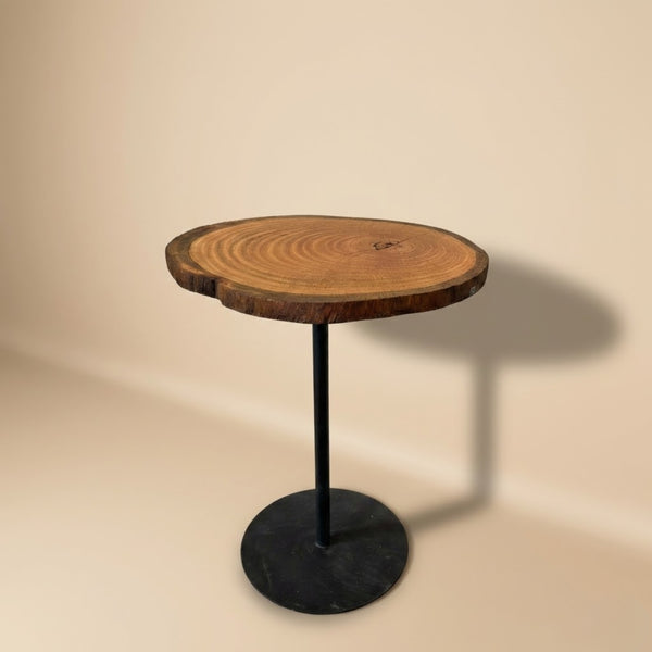 Mesa bistrô ArboREAL em madeira maciça com fissura natural preservada e acabamento artesanal
