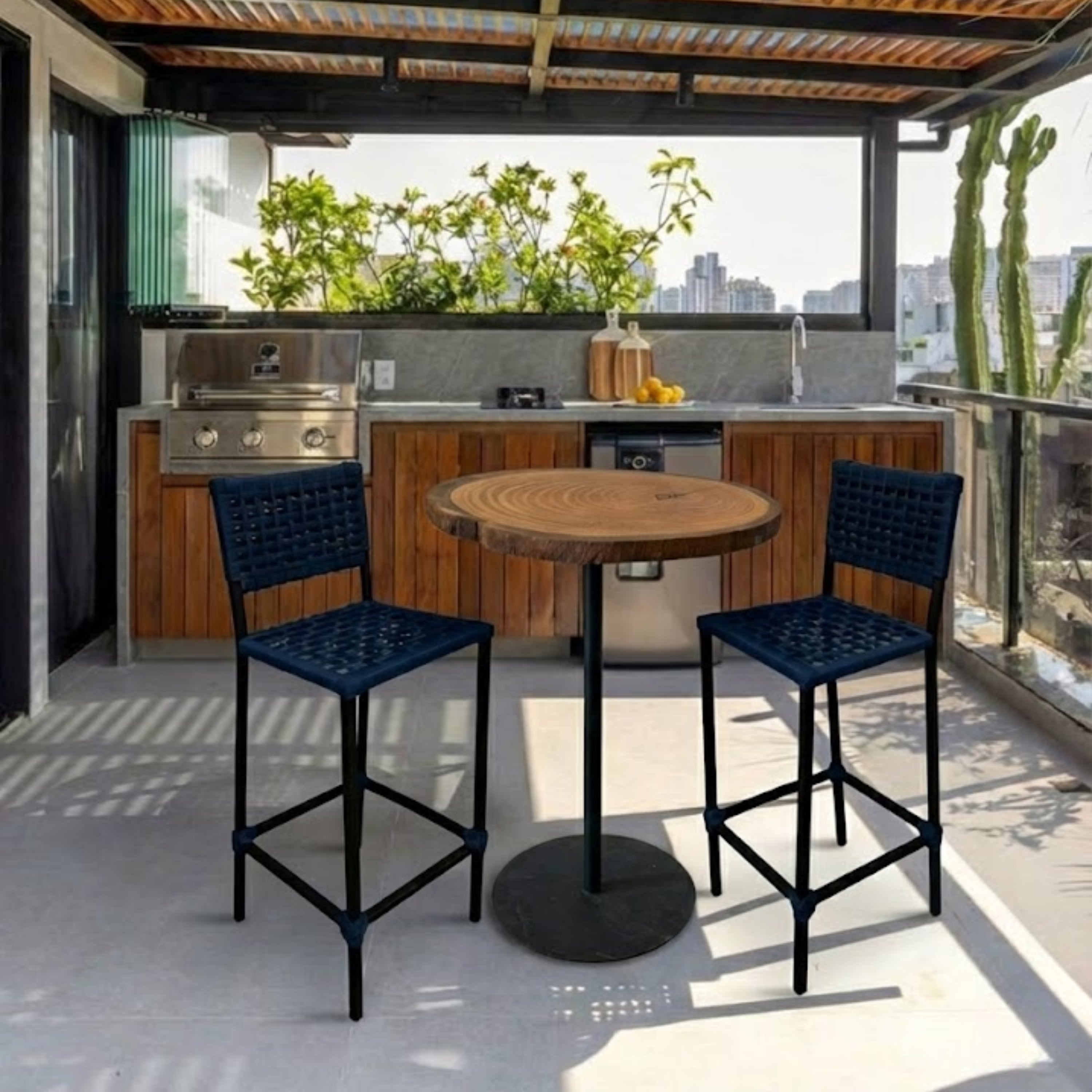 Mesa bistrô em madeira maciça ArboREAL em área gourmet com banquetas, tampo orgânico e base metálica preta
