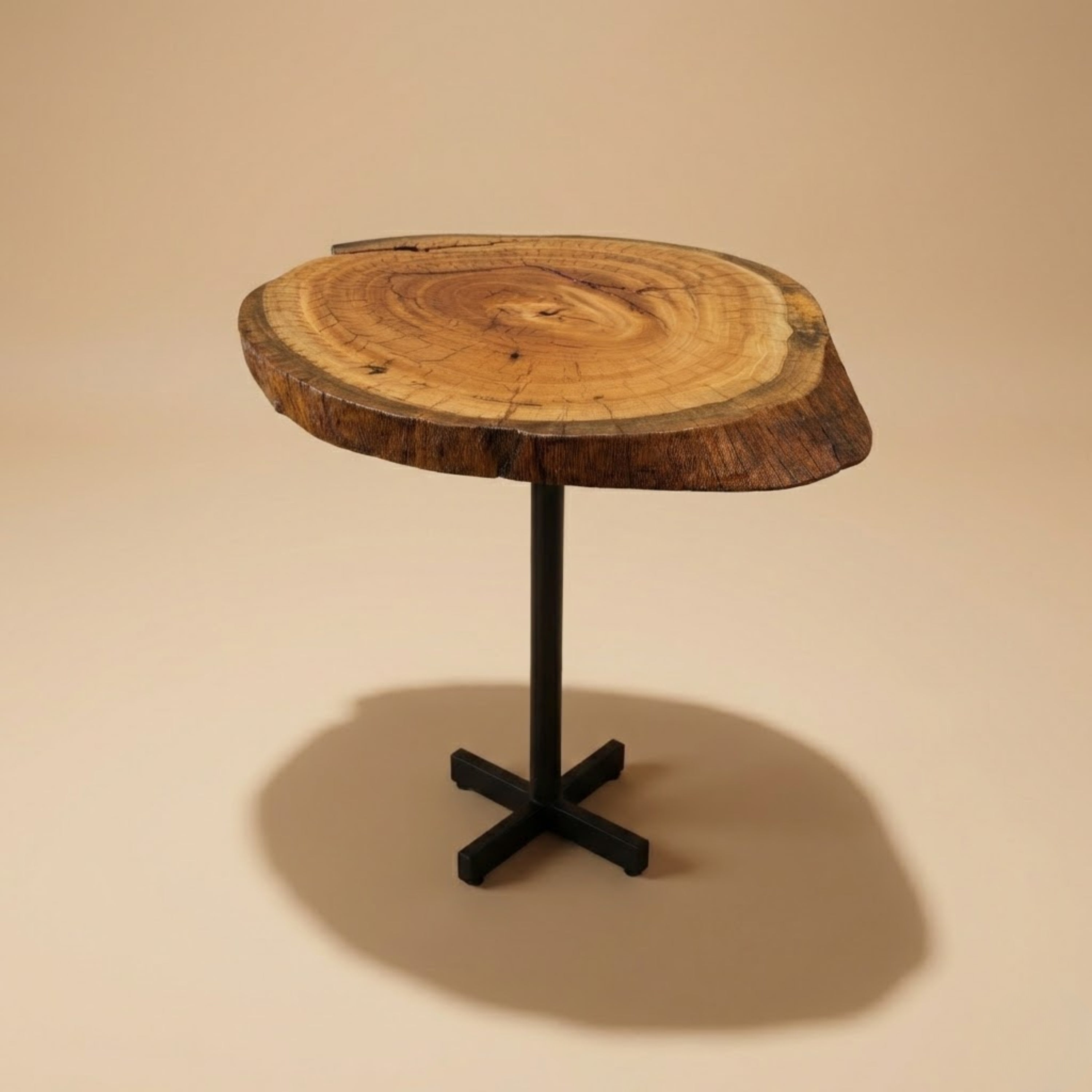 Mesa bistrô em madeira maciça com tampo orgânico e veios naturais aparentes, design artesanal ArboREAL
