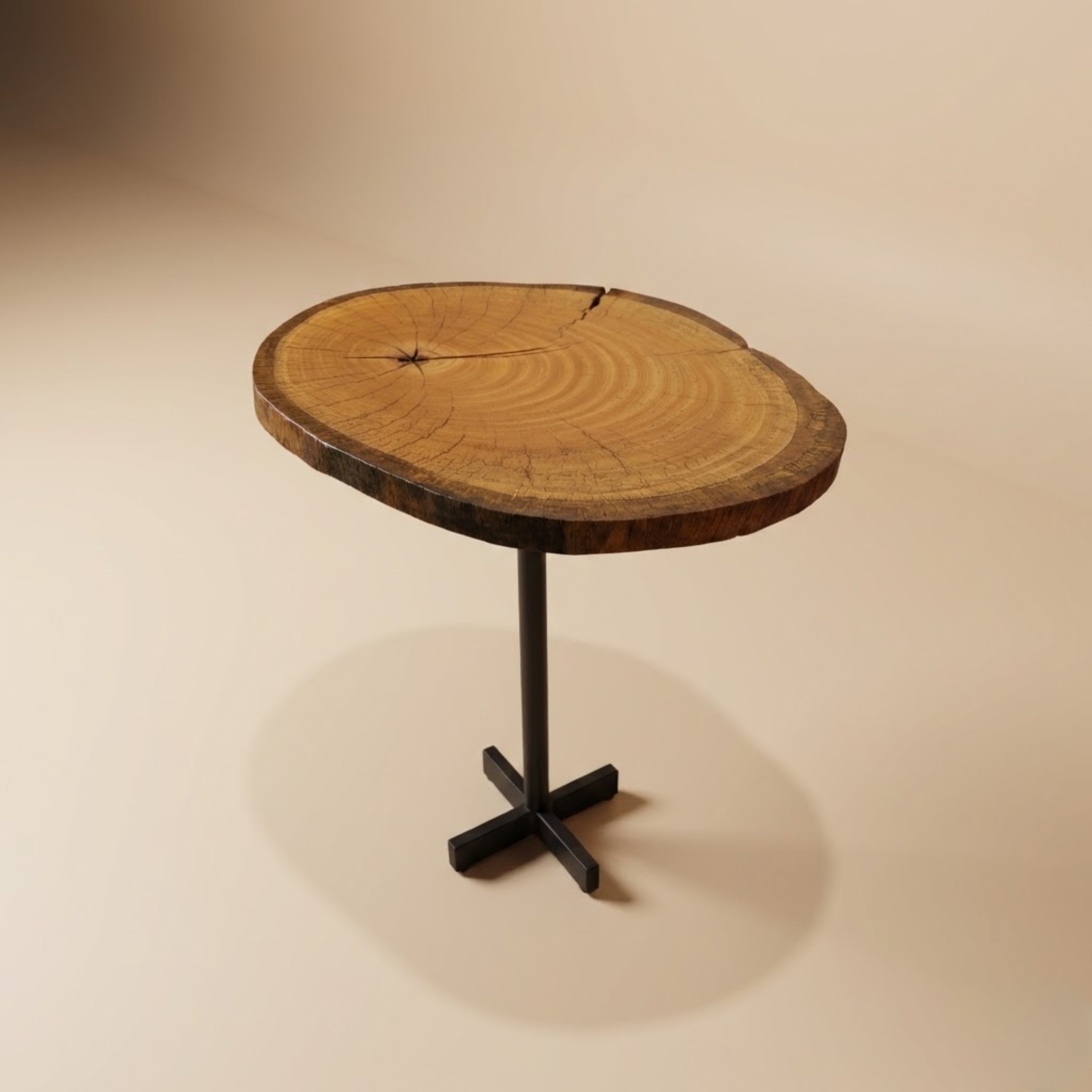 Mesa bistrô em madeira maciça com corte transversal do tronco, veios naturais e base metálica central

