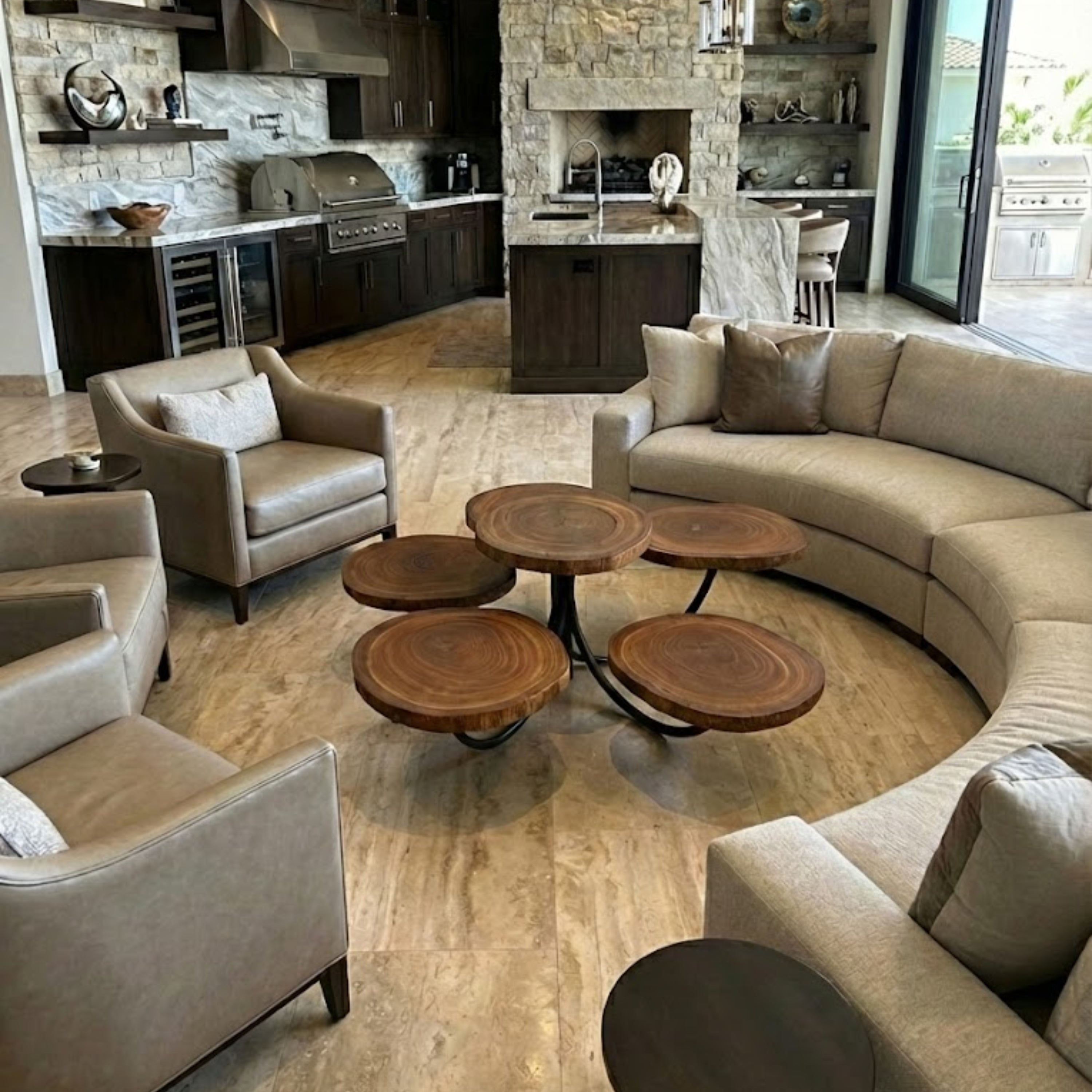 Mesa de centro Octopus em madeira maciça ArboREAL em sala de estar integrada, com múltiplos tampos orgânicos, veios naturais aparentes e composição escultural de alto padrão