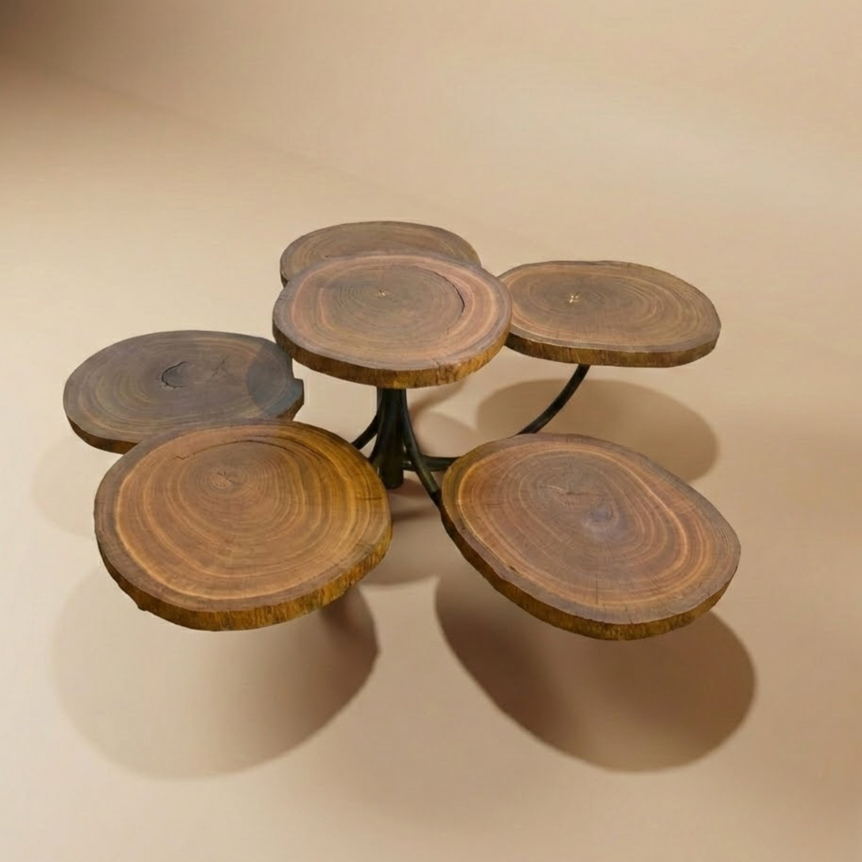 Mesa de centro Octopus em madeira maciça ArboREAL com tampos orgânicos em corte transversal, veios naturais aparentes e estrutura metálica central de design contemporâneo