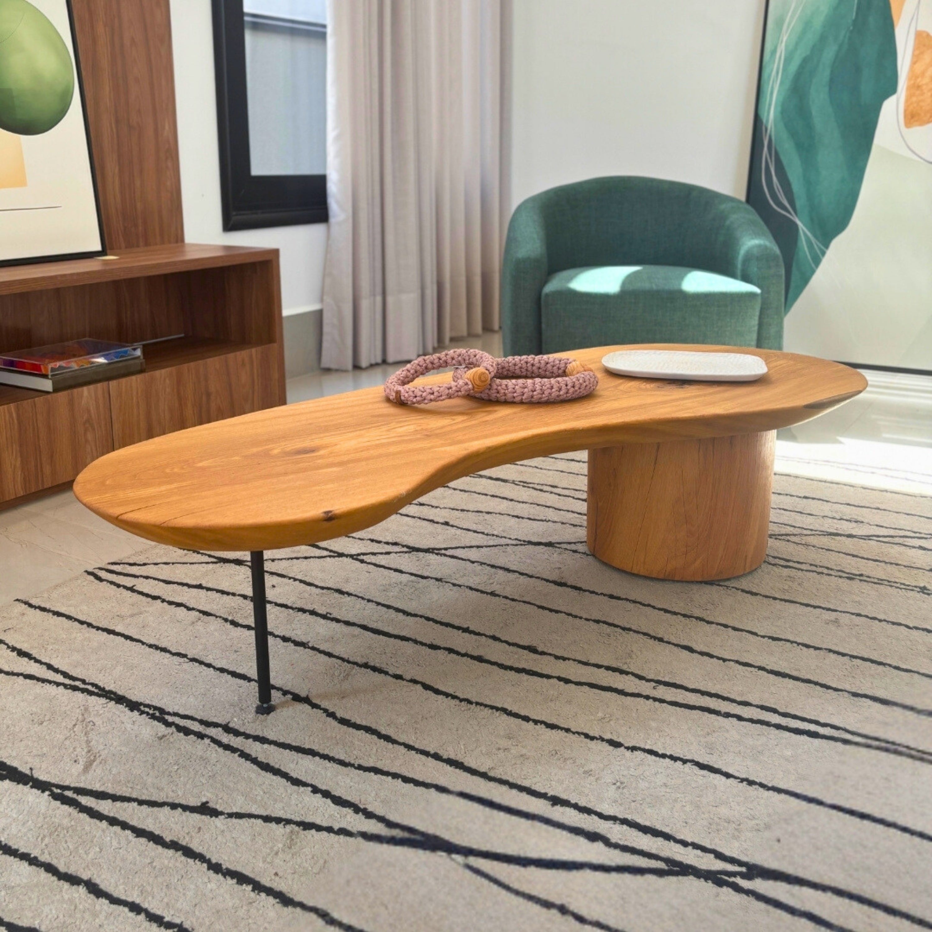Mesa de centro Bean ArboREAL em madeira maciça com design orgânico e acabamento em óleo natural, integrada a sala de estar contemporânea, valorizando os veios naturais da madeira e a presença escultural da peça no ambiente