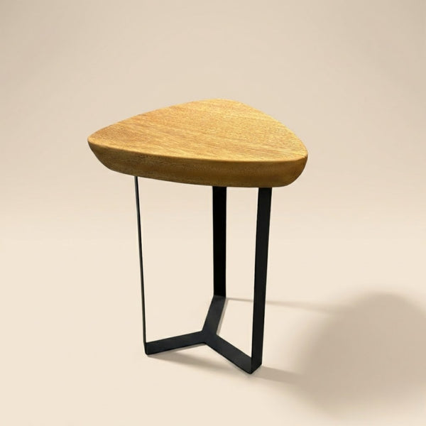 mesa lateral com base metálica, mesa lateral madeira maciça moderna, mesa lateral designer, móveis contemporâneos madeira
