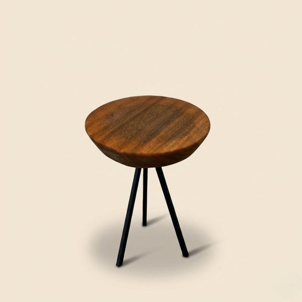 Mesa lateral em madeira maciça com tonalidade natural escura e acabamento artesanal, design exclusivo ArboREAL