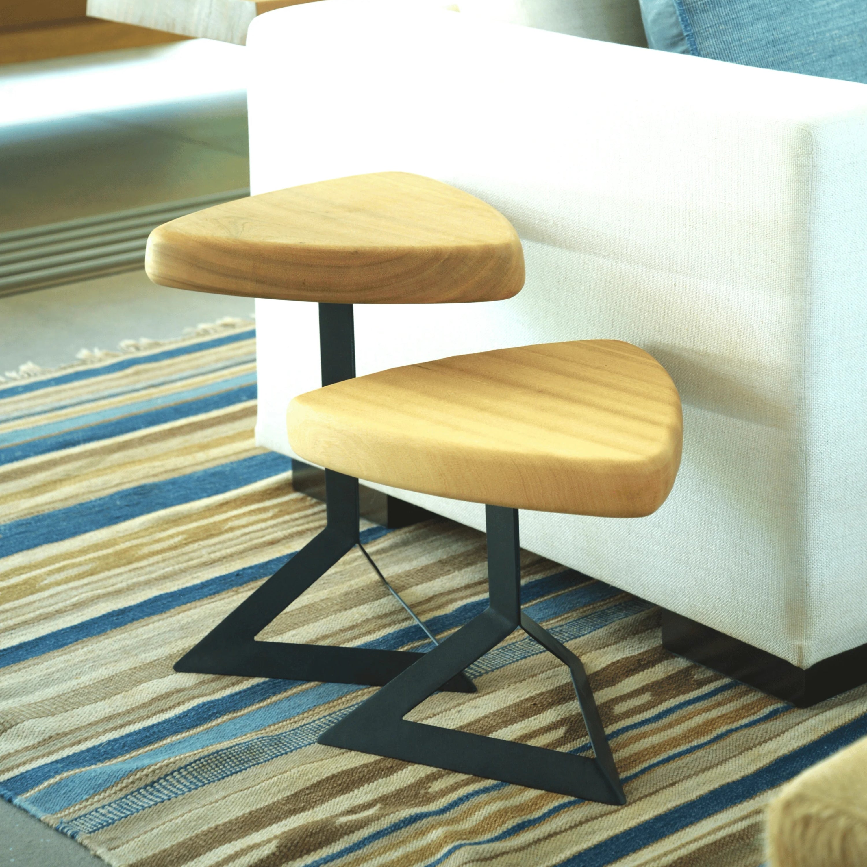 Mesas laterais em madeira maciça com tampo orgânico e base metálica preta, design autoral ArboREAL em ambiente de sala contemporânea