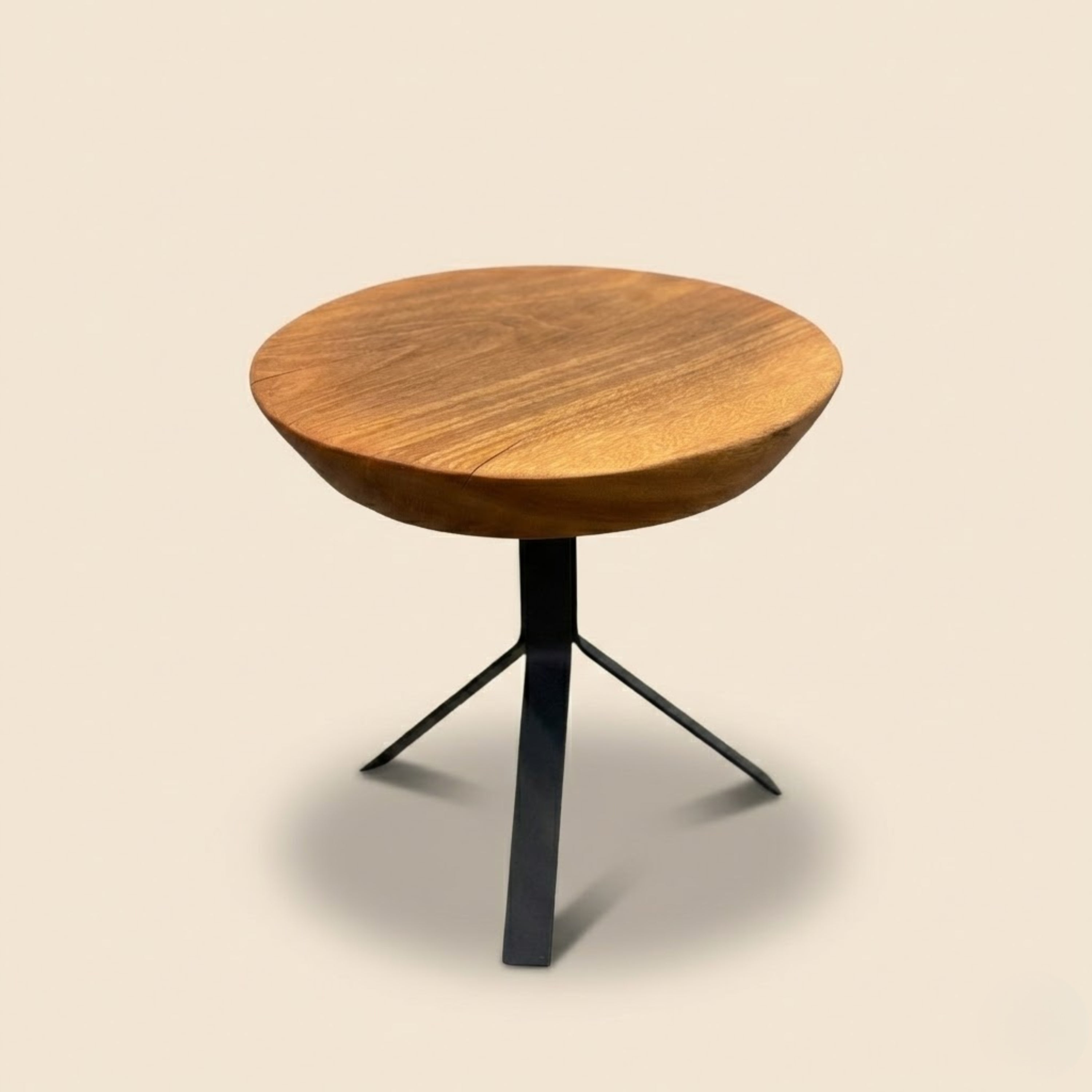Mesa lateral redonda em madeira maciça com veios naturais aparentes e estrutura metálica, peça artesanal ArboREAL
