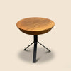 Mesa lateral redonda em madeira maciça com veios naturais aparentes e estrutura metálica, peça artesanal ArboREAL
