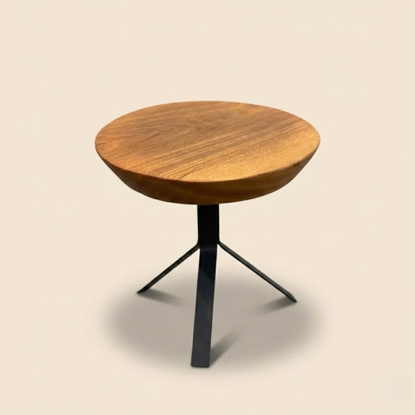 Mesa lateral redonda em madeira maciça com veios naturais aparentes e estrutura metálica, peça artesanal ArboREAL
