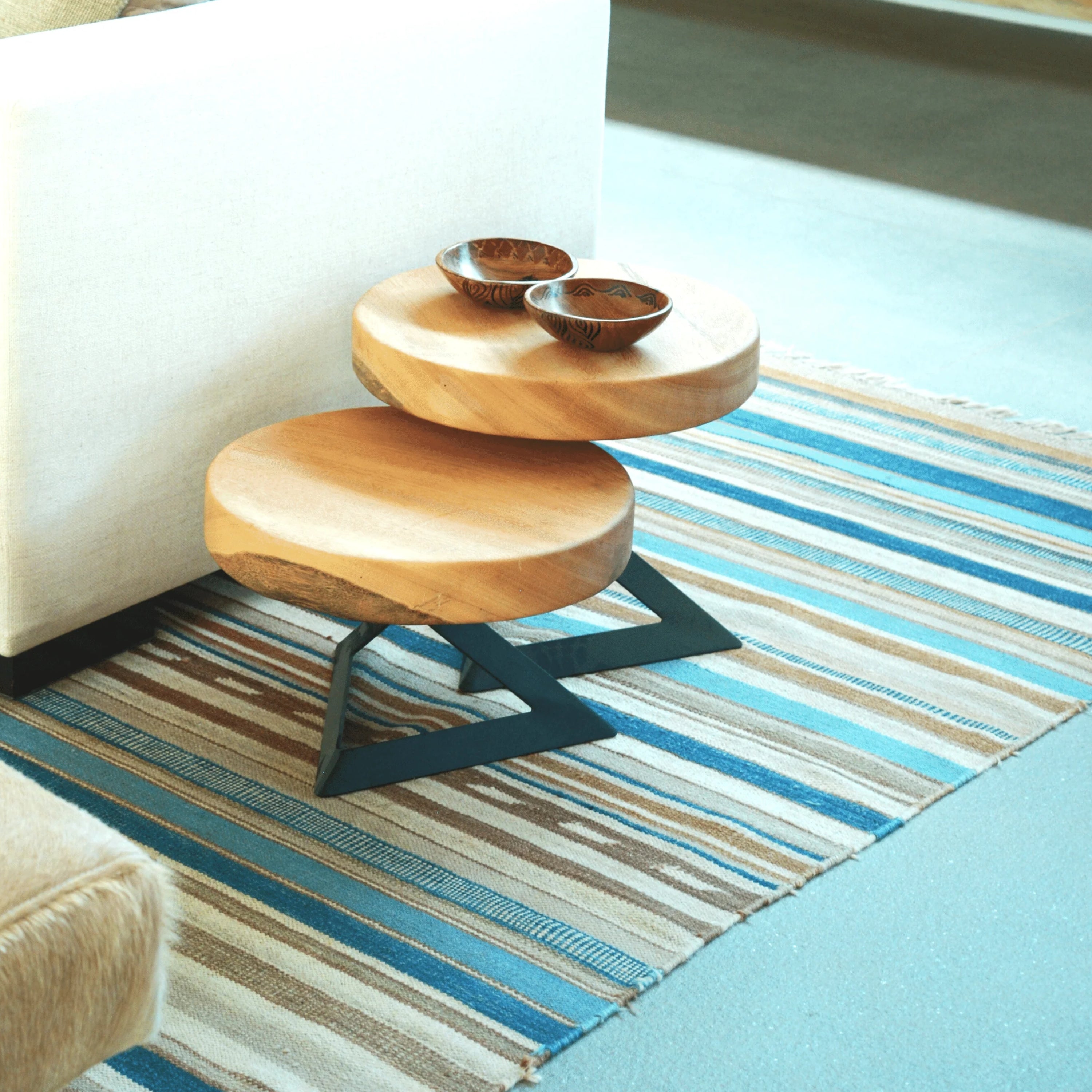 Mesas laterais em madeira maciça com acabamento natural e bordas orgânicas, peças artesanais ArboREAL em ambiente sofisticado