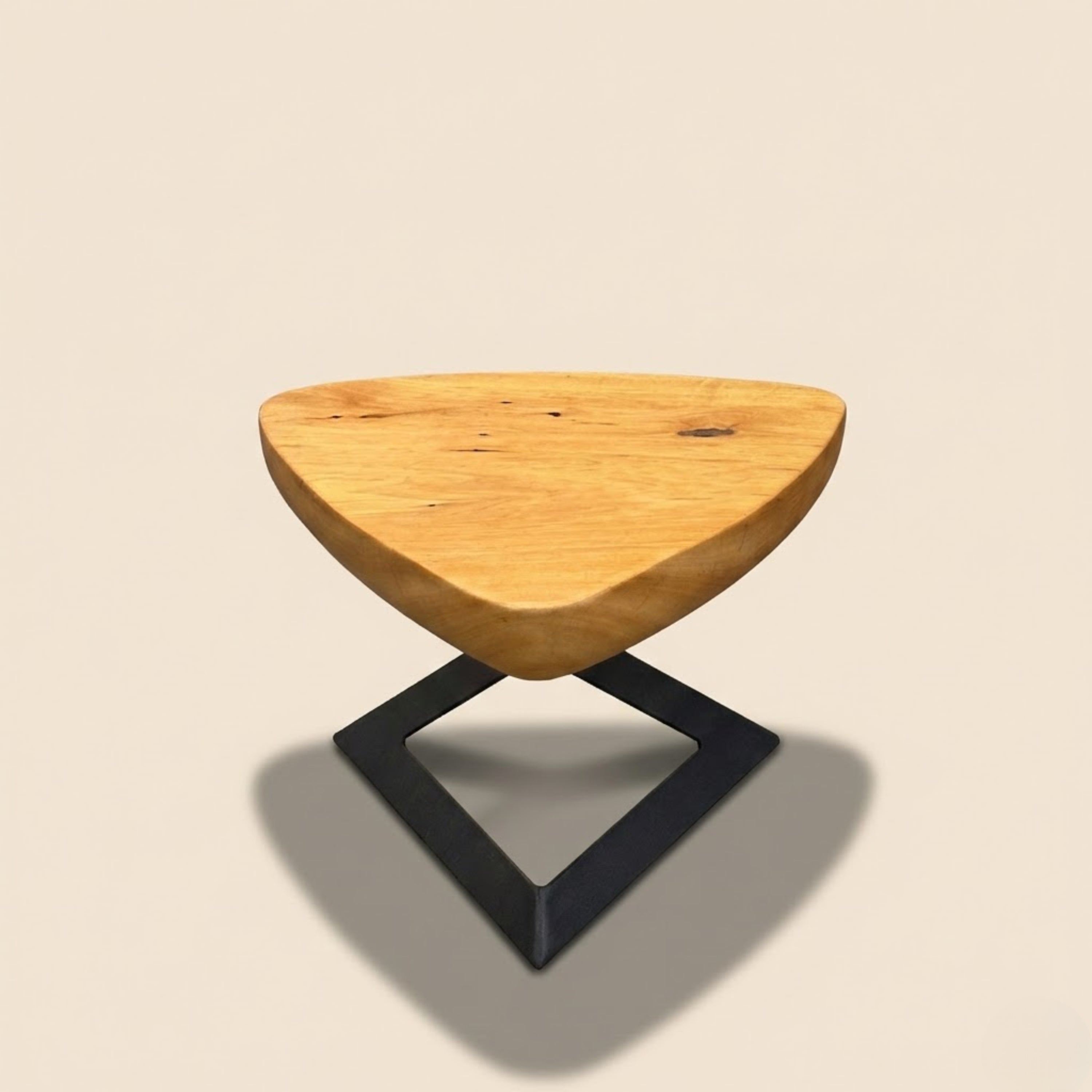 Mesa lateral em madeira maciça com formato orgânico triangular e acabamento artesanal, peça autoral ArboREAL