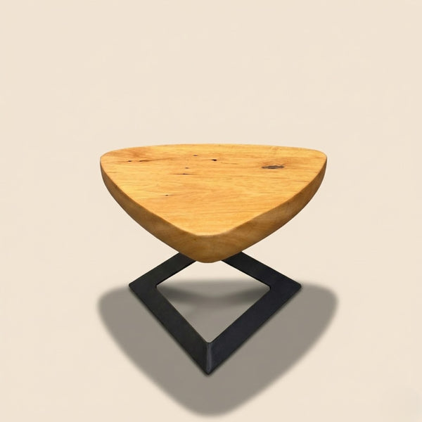 Mesa lateral em madeira maciça com formato orgânico triangular e acabamento artesanal, peça autoral ArboREAL