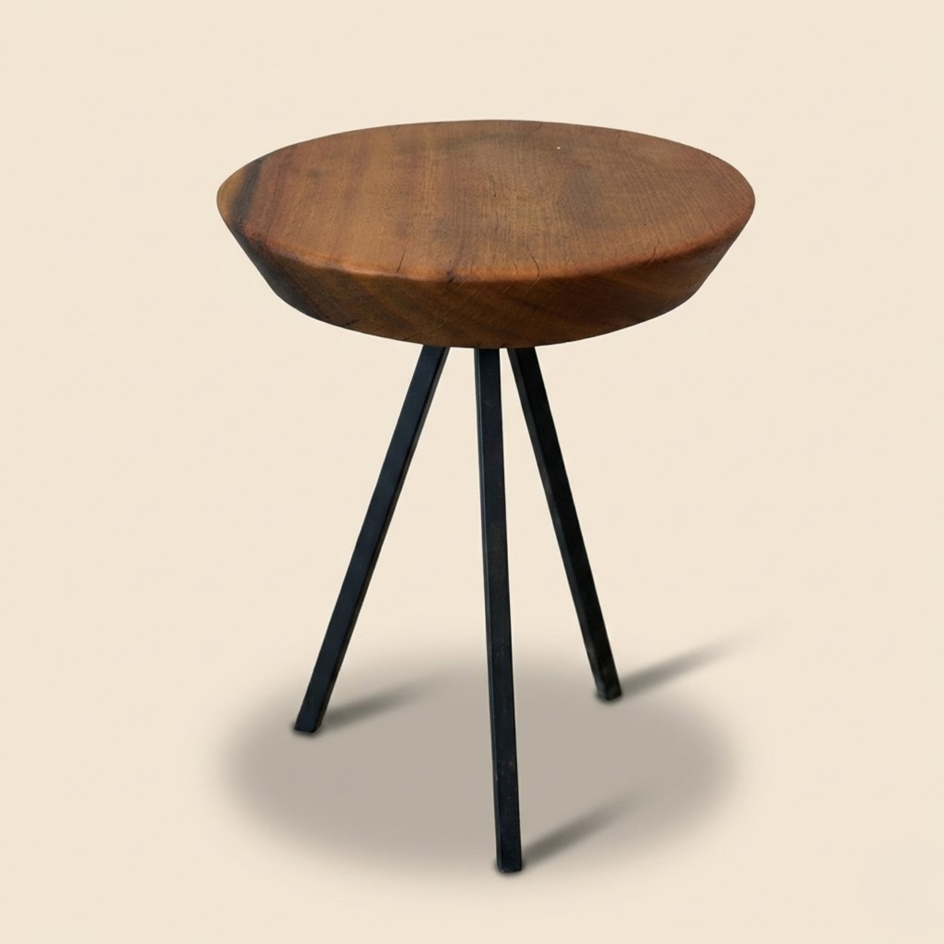 Mesa lateral redonda em madeira maciça com pés metálicos pretos, acabamento natural e design atemporal ArboREAL