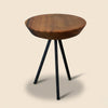 Mesa lateral redonda em madeira maciça com pés metálicos pretos, acabamento natural e design atemporal ArboREAL