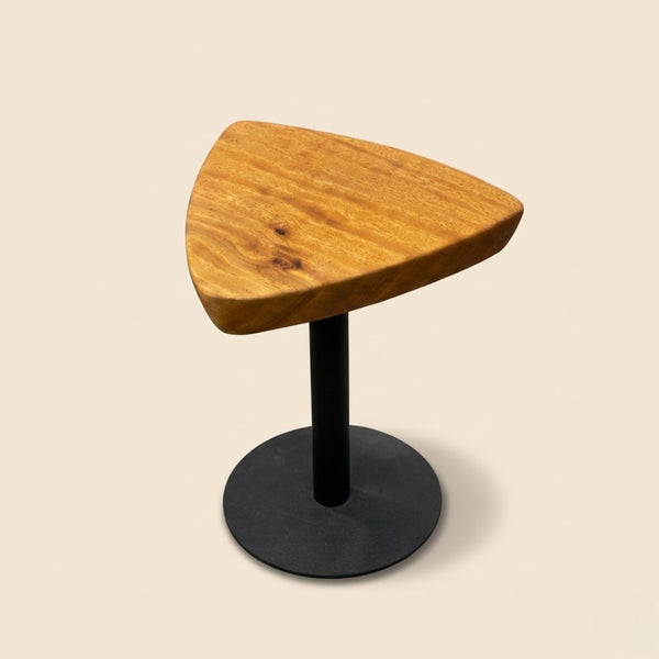 Mesa lateral triangular em madeira maciça com veios naturais e base metálica preta, design contemporâneo ArboREAL