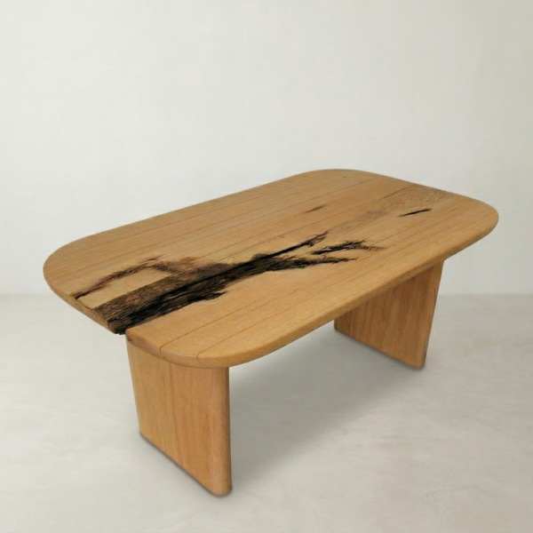 Mesa orgânica ArboREAL linha clean em madeira maciça 140x80 cm para 6 lugares, pronta entrega, destaque em salas modernas e aconchegantes.