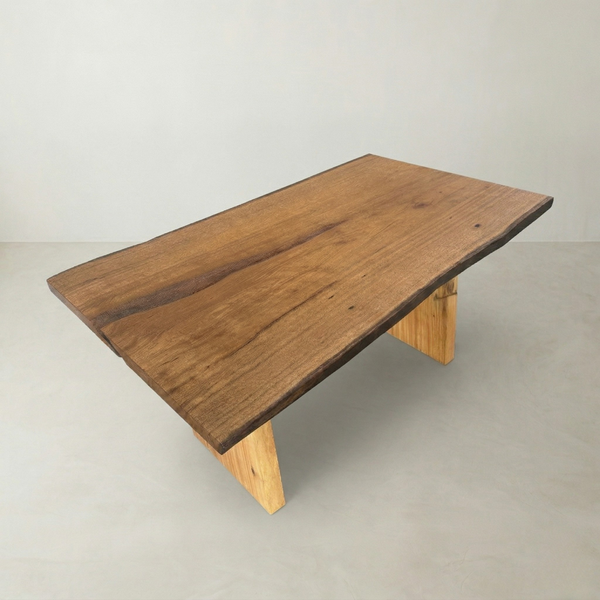 Mesa orgânica ArboREAL linha rústica em madeira maciça 160x107 cm, pronta entrega, perfeita para ambientes amplos e sofisticados.