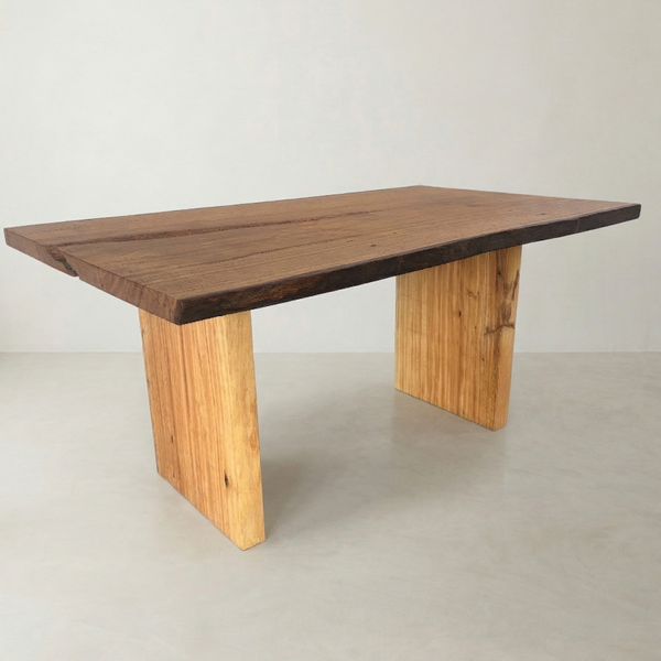 Mesa orgânica ArboREAL linha rústica em madeira maciça 160x107 cm, pronta entrega, perfeita para ambientes amplos e sofisticados.