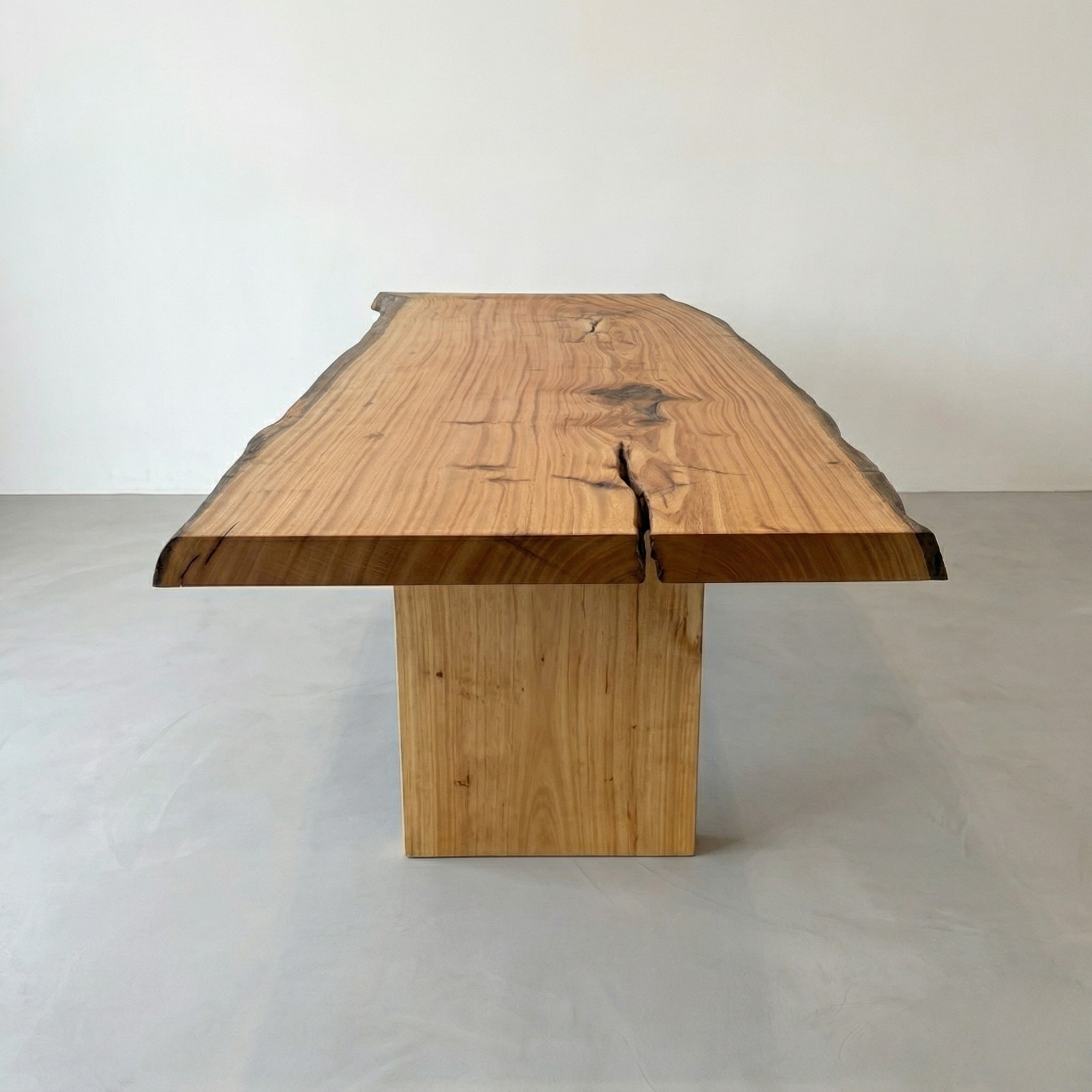 Mesa orgânica linha rústica ArboREAL em madeira maciça 280x99 cm, pronta entrega, ideal para salas amplas e sofisticadas.