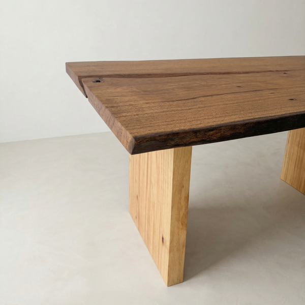 Mesa orgânica ArboREAL linha rústica em madeira maciça 160x107 cm, pronta entrega, perfeita para ambientes amplos e sofisticados.