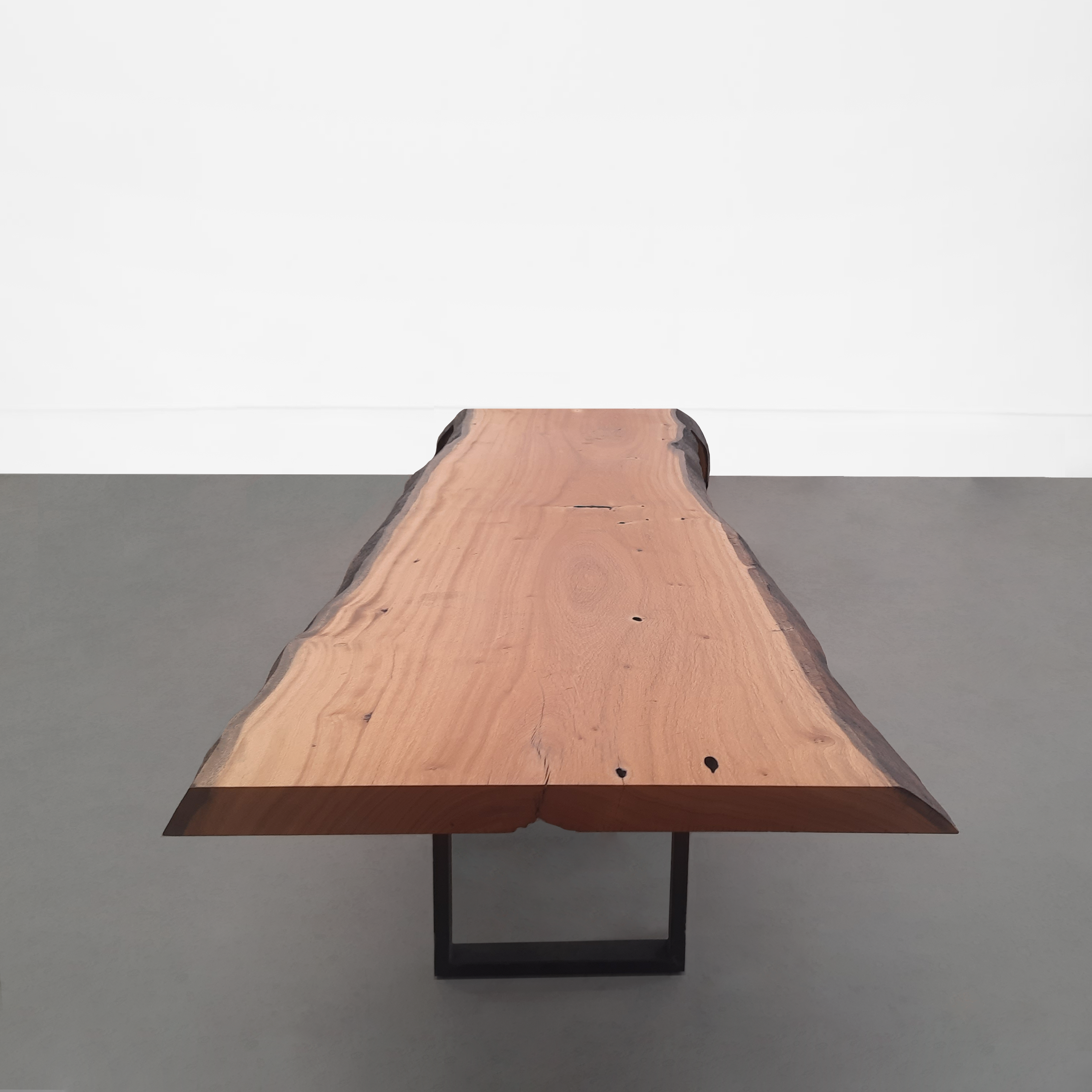 mesa curva de madeira maciça